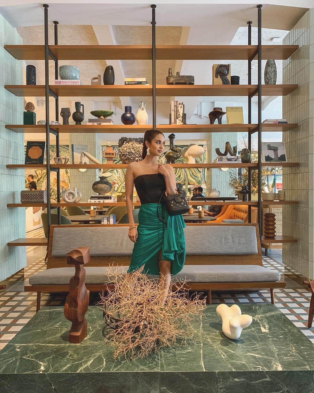ミーガン・ヤングさんのインスタグラム写真 - (ミーガン・ヤングInstagram)「For our last day in Singapore, we had lunch in a chic restaurant and had a workshop on personalizing our own bags. I'm not very artistic when it comes painting so I'll just leave that picture out here 😂 ended the night dining with the @charleskeithofficial who took such good care of us during our stay 💖 I had a really great time bonding with everyone and learning about Charles and Keith's sustainable vision for their brand. So happy that I got to be a part of this trip 🌸 #ImWithCharlesKeith」4月14日 0時55分 - meganbata