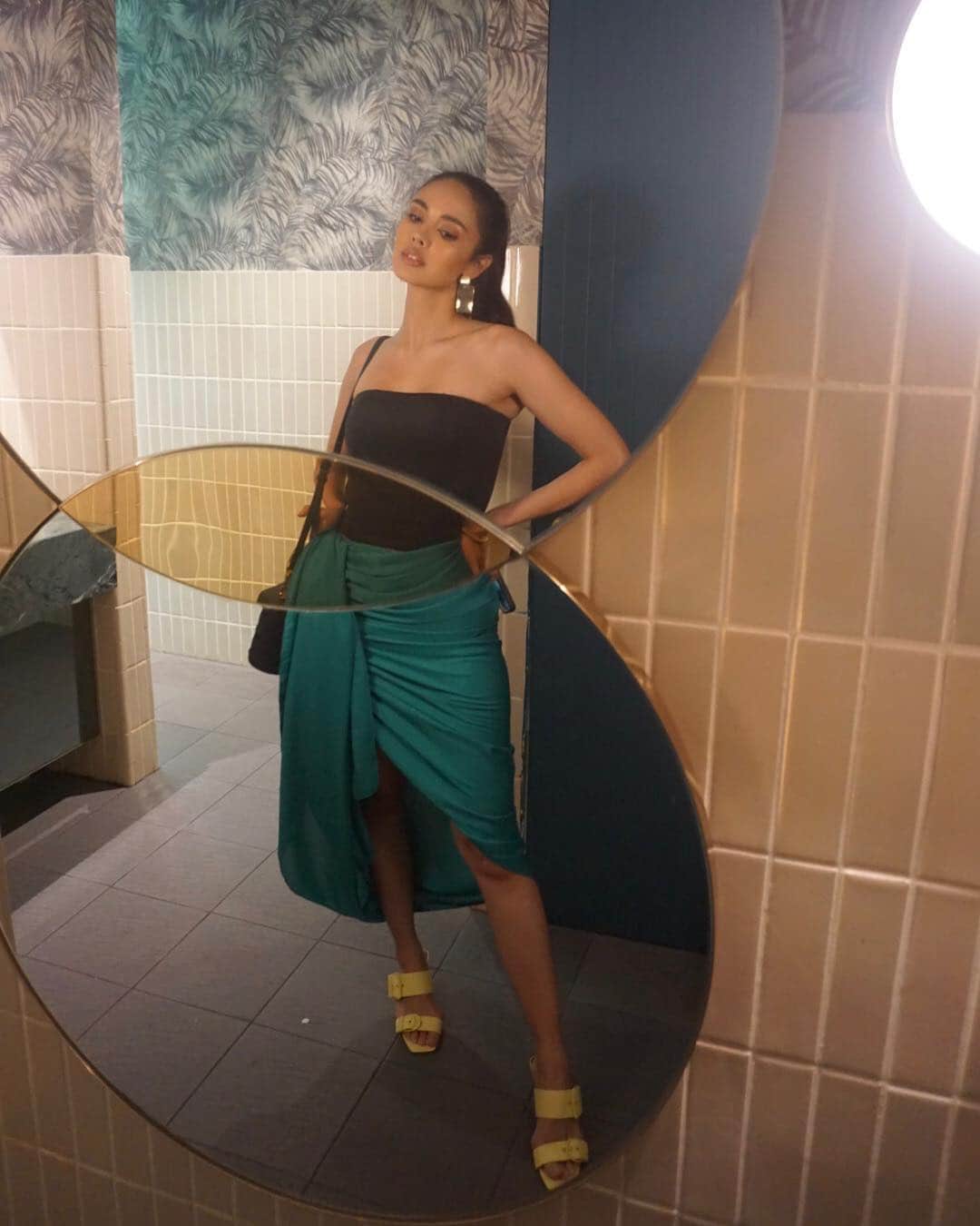 ミーガン・ヤングさんのインスタグラム写真 - (ミーガン・ヤングInstagram)「For our last day in Singapore, we had lunch in a chic restaurant and had a workshop on personalizing our own bags. I'm not very artistic when it comes painting so I'll just leave that picture out here 😂 ended the night dining with the @charleskeithofficial who took such good care of us during our stay 💖 I had a really great time bonding with everyone and learning about Charles and Keith's sustainable vision for their brand. So happy that I got to be a part of this trip 🌸 #ImWithCharlesKeith」4月14日 0時55分 - meganbata