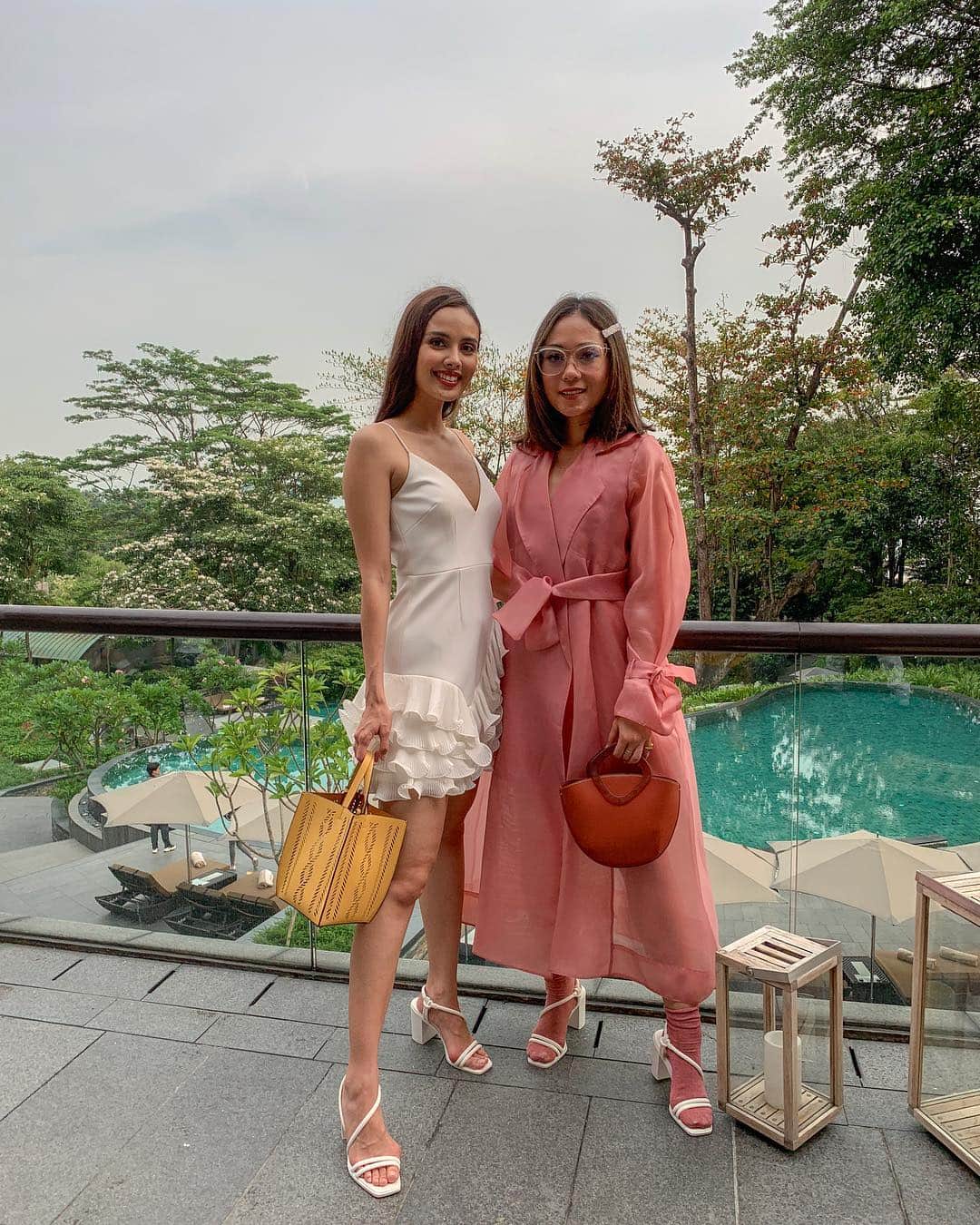 ミーガン・ヤングさんのインスタグラム写真 - (ミーガン・ヤングInstagram)「For our last day in Singapore, we had lunch in a chic restaurant and had a workshop on personalizing our own bags. I'm not very artistic when it comes painting so I'll just leave that picture out here 😂 ended the night dining with the @charleskeithofficial who took such good care of us during our stay 💖 I had a really great time bonding with everyone and learning about Charles and Keith's sustainable vision for their brand. So happy that I got to be a part of this trip 🌸 #ImWithCharlesKeith」4月14日 0時55分 - meganbata