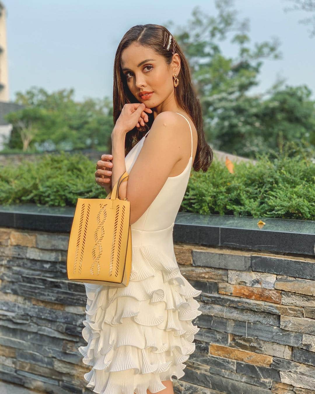 ミーガン・ヤングさんのインスタグラム写真 - (ミーガン・ヤングInstagram)「For our last day in Singapore, we had lunch in a chic restaurant and had a workshop on personalizing our own bags. I'm not very artistic when it comes painting so I'll just leave that picture out here 😂 ended the night dining with the @charleskeithofficial who took such good care of us during our stay 💖 I had a really great time bonding with everyone and learning about Charles and Keith's sustainable vision for their brand. So happy that I got to be a part of this trip 🌸 #ImWithCharlesKeith」4月14日 0時55分 - meganbata