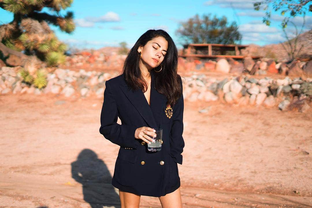 インバー・ラヴィのインスタグラム：「The heat was hot and the ground was dry But the air was full of sound.  @ericakiara x @maya_yogev」
