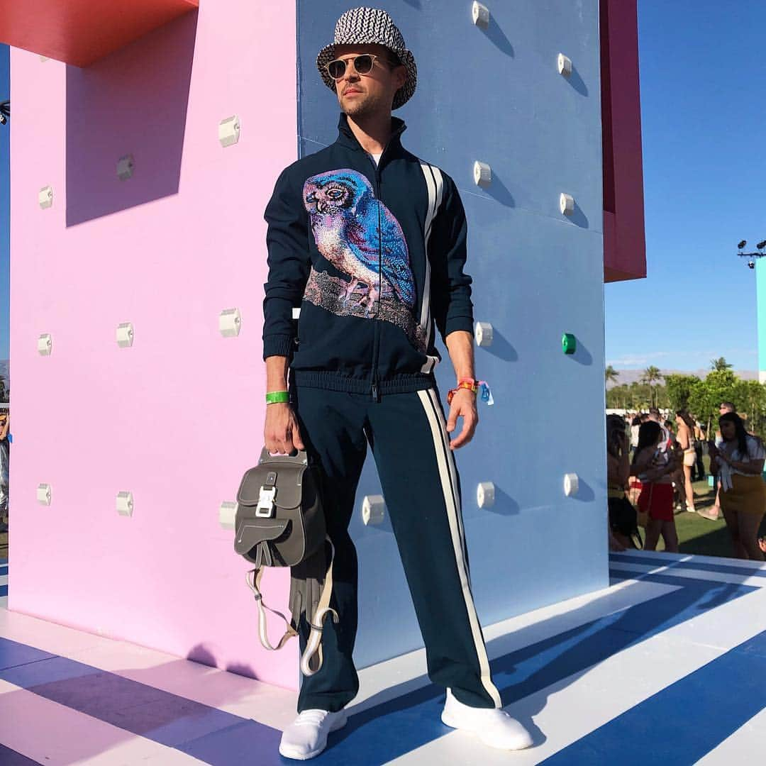 ブラッド・ゴレスキーさんのインスタグラム写真 - (ブラッド・ゴレスキーInstagram)「I’ve been told I’m a hoot🦉 Tracksuit and hat @maisonvalentino  Bag @dior  Sunglasses @garrettleight  Sneakers @apl  #coachella #coachellaoutfit #ootd #beastieboys」4月14日 0時59分 - bradgoreski