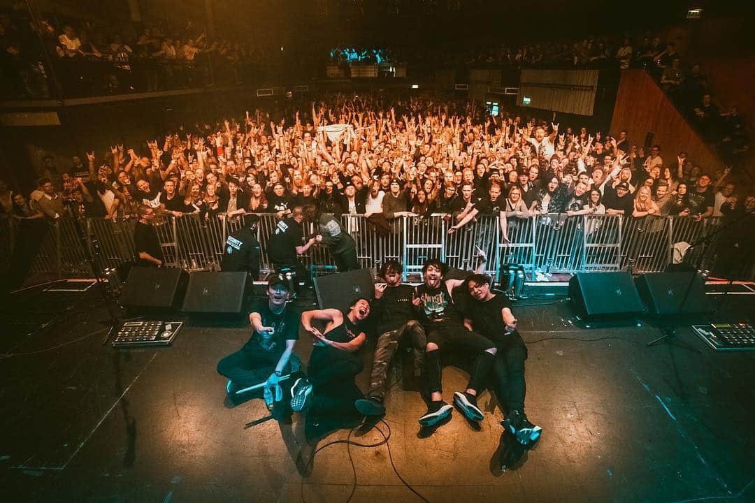 のインスタグラム：「Thank you Gothenburg last night!! INSANE!! Stockholm TONIGHT. Let’s rage!! Photo: @johngyllhamn  #CrystalLake」