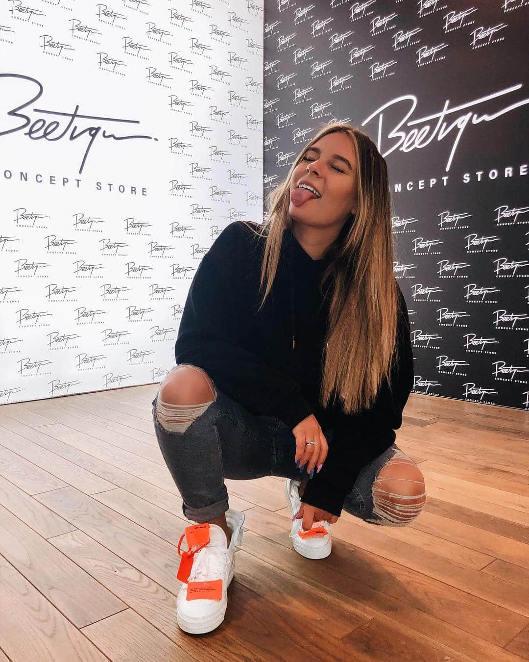 Dagi Beeさんのインスタグラム写真 - (Dagi BeeInstagram)「w e r b u n g | JETZT IST ES RAUS 💥  Der erste @beetique_gmbh CONCEPT STORE öffnet am Montag und bleibt bis zum 08.06 in Wien ! 😍 Dort bekommt Ihr alle Teile aus dem @dagi_shop ( sogar welche die schon ausverkauft sind 😏 ), eine Riesen Erlebniswelt von @beetique & tolle Foto Spots im ganzen Store! 😍  In den ganzen 8 Wochen werde ich natürlich auch ab und zu da sein & vielleicht sieht man sich 😏 - aber dazu gibt’s mehr Infos wenn es soweit ist 🤓  WO ? : SCN Center Wien WIE LANG ? : vom 15.04 bis zum 08.06 ÖFFNUNGSZEITEN : Mo - Mi : 09:00 - 19:00 Uhr Do & Fr : 09:00 - 20:00 Uhr Sa : 09:00 - 18:00 Uhr  Schaut euch gern meine Story dazu an & schaut selbst wie HEFTIG der Store aussieht 😍」4月14日 1時09分 - dagibee