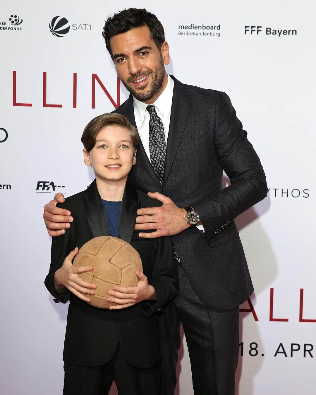 エリヤス・エンバレクのインスタグラム：「Das war die zweite Premiere in München! Vielen Dank erneut für das tolle Feedback und das zahlreiche Erscheinen und natürlich unserem gesamten Team! Heute freu ich mich sehr auf die Vorführung in Hamburg 🤙🏽❤️💯 #derfallcollini」