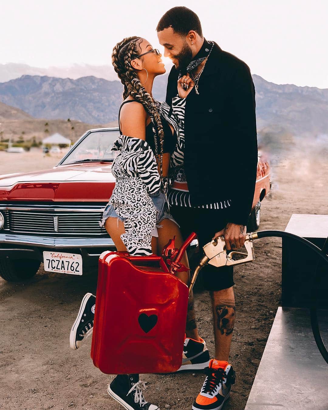 リアン Vのインスタグラム：「Time to fuel up after that road trip! 🥰⛽️ @foreveruschannel made it to #Coachella ! 🚗🌵Comment who you’re excited to see perform this weekend? 📸: @alanszargoza」