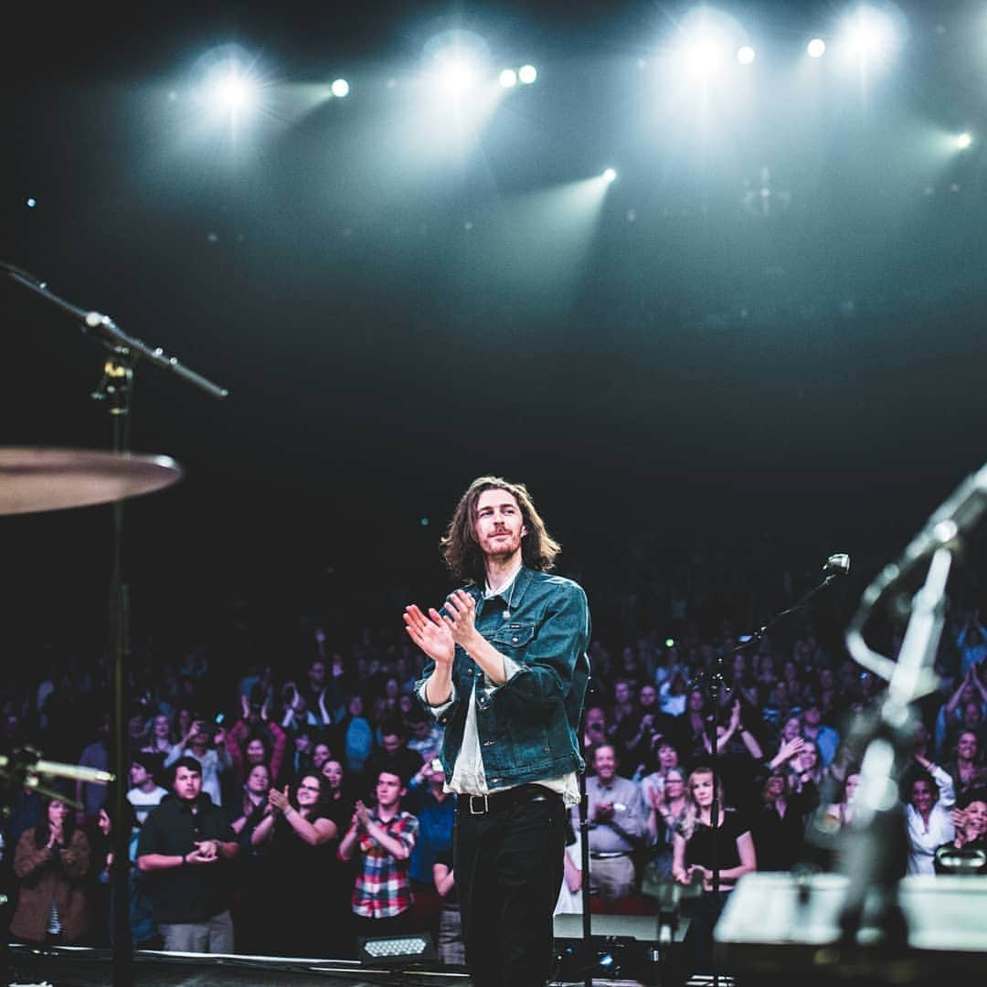 ホージアさんのインスタグラム写真 - (ホージアInstagram)「So good to be back Reno, you brought it last night. Thank you 🖤 📸 @austinroa」4月14日 1時17分 - hozier