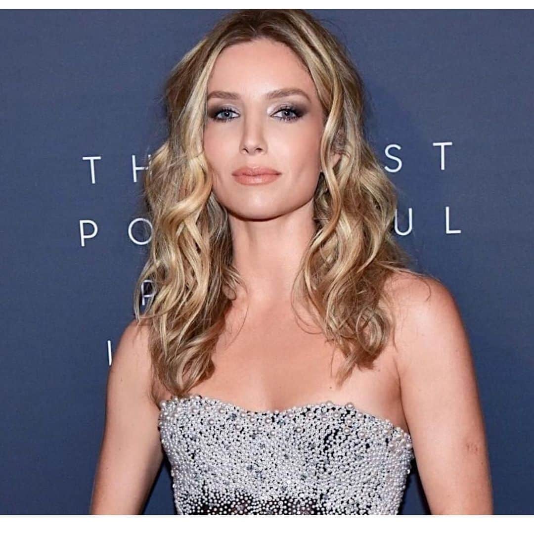 アナベル・ウォーリスのインスタグラム：「Thursday night in New York for @hollywoodreporter thank you @hungvanngo for my make up and @rebekahforecast for my hair  @samanthamcmillen_stylist you are a dream ❤️ #theloudestvoice #newwork」