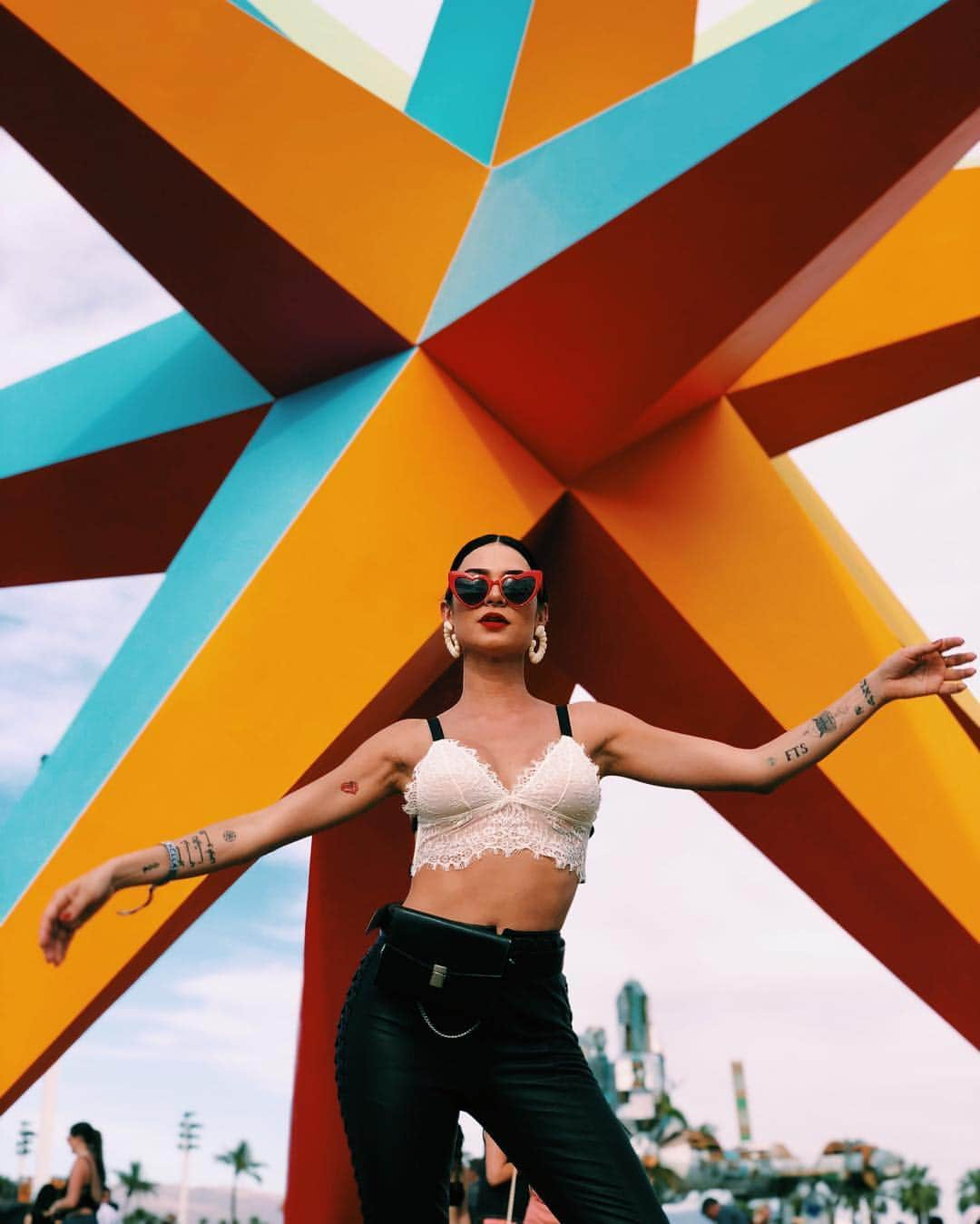 Thaila Ayalaさんのインスタグラム写真 - (Thaila AyalaInstagram)「7 anos de #Coachella Quem vê essas fotinhas posers de lookinho não tem noção do nosso role esses anos todos no #coachella  Muita coisa mudou nesses anos e conversando com quem vai a muito mais tempo vejo a mudança drástica que teve mesmo.  Já desanimamos algumas vezes, às vezes por lineup fraco, às vezes pela lotação de gente que nem sabe o que está fazendo ali ou quem tocou, ou aquele bode de ver a área vip lotadaaaaa e as frentes dos palcos vazias, mas acabávamos indo pela turma e sempre acabava sendo muito especial, mágico mesmo! Fui abençoada pq acho que não importa onde a gente esteja o que importa mesmo é a companhia! E tenho certeza que eu só tive as melhores experiências possíveis no #coachella por ter os melhores amigos topando tudo comigo sempre. E claro bons entendedores de música. Ok às vezes rolava umas brigas e tínhamos que nos dividir por conta dos shows que queríamos ver, mas sempre dávamos um jeitinho.  7 anos passando meu aniversário nas melhores companhias e fazendo uma das coisas que mais AMO nessa vida que é assistir bons shows, bandas que fui fã a vida toda, ou descobrindo novas que levarei pra vida toda!  Quilômetros e quilômetros  caminhados muitas vezes corridos de palco em palco cronometrando cada minuto que gastaríamos pra ver todos os shows das nossas listinhas.  Fim do dia era gelo em tudo quanto é lugar, muitas vezes gelol nas panturrilhas e Dorflex pra aguentar pular mais um pouquinho em frente ao palco.  Música do meio dia a meia noite!  Os pores do sol mais lindos que já vi na vida com  direito as trilhas sonoras mais mágicas que um por do sol pode ter!  Sempre foi único, sempre foi mágico.  Esse ano é #Nochella  Mas a gratidão por ter vivido momentos INESQUECÍVEIS nesse lugarzinho aí é GRANDE. E grande OBRIGADA a todos que dividiram comigo esses momentos que vou levar o vida toda! ❤️ + fotinhas nos stories pq aqui não coube nadaaaa」4月14日 1時11分 - thailaayala