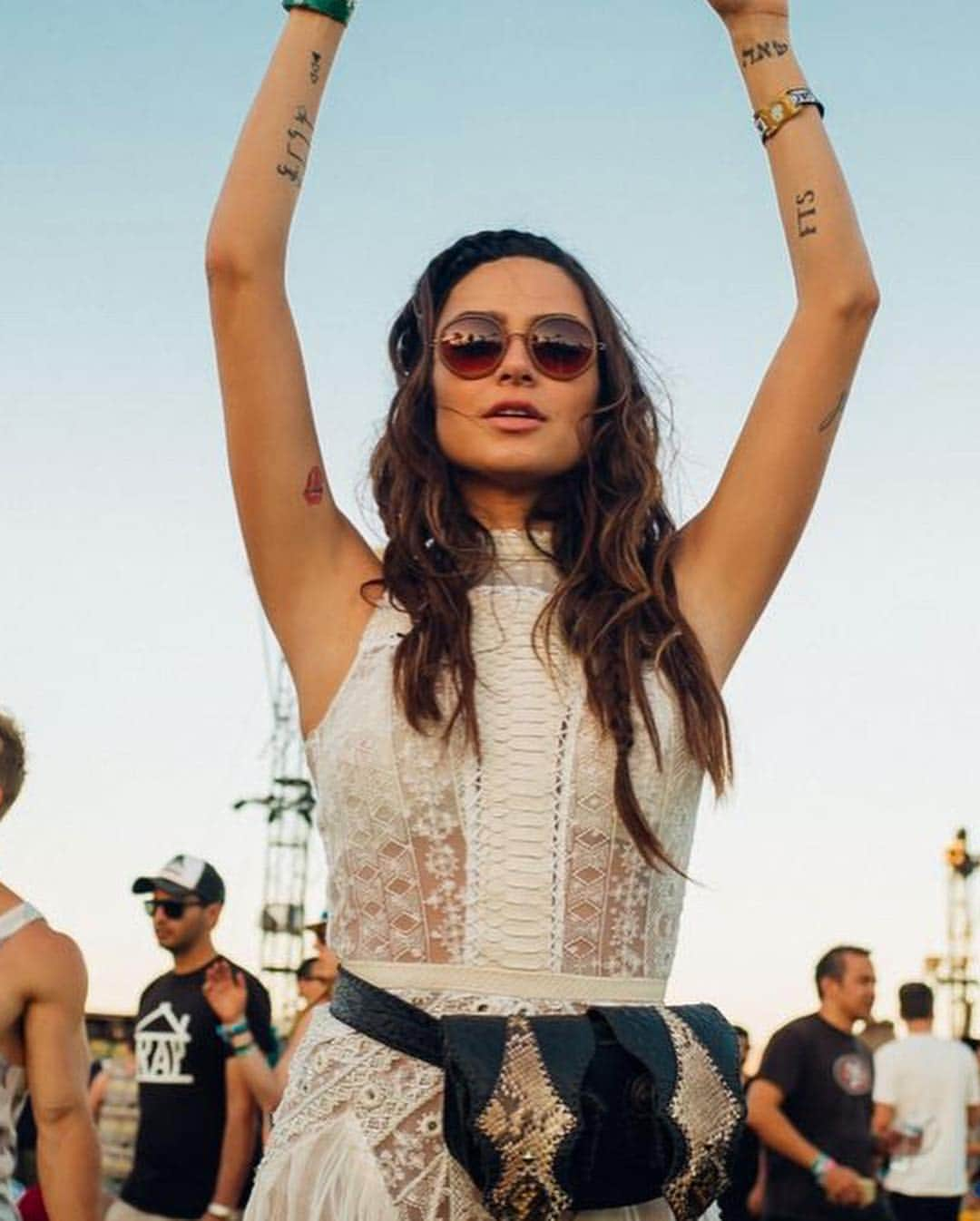 Thaila Ayalaさんのインスタグラム写真 - (Thaila AyalaInstagram)「7 anos de #Coachella Quem vê essas fotinhas posers de lookinho não tem noção do nosso role esses anos todos no #coachella  Muita coisa mudou nesses anos e conversando com quem vai a muito mais tempo vejo a mudança drástica que teve mesmo.  Já desanimamos algumas vezes, às vezes por lineup fraco, às vezes pela lotação de gente que nem sabe o que está fazendo ali ou quem tocou, ou aquele bode de ver a área vip lotadaaaaa e as frentes dos palcos vazias, mas acabávamos indo pela turma e sempre acabava sendo muito especial, mágico mesmo! Fui abençoada pq acho que não importa onde a gente esteja o que importa mesmo é a companhia! E tenho certeza que eu só tive as melhores experiências possíveis no #coachella por ter os melhores amigos topando tudo comigo sempre. E claro bons entendedores de música. Ok às vezes rolava umas brigas e tínhamos que nos dividir por conta dos shows que queríamos ver, mas sempre dávamos um jeitinho.  7 anos passando meu aniversário nas melhores companhias e fazendo uma das coisas que mais AMO nessa vida que é assistir bons shows, bandas que fui fã a vida toda, ou descobrindo novas que levarei pra vida toda!  Quilômetros e quilômetros  caminhados muitas vezes corridos de palco em palco cronometrando cada minuto que gastaríamos pra ver todos os shows das nossas listinhas.  Fim do dia era gelo em tudo quanto é lugar, muitas vezes gelol nas panturrilhas e Dorflex pra aguentar pular mais um pouquinho em frente ao palco.  Música do meio dia a meia noite!  Os pores do sol mais lindos que já vi na vida com  direito as trilhas sonoras mais mágicas que um por do sol pode ter!  Sempre foi único, sempre foi mágico.  Esse ano é #Nochella  Mas a gratidão por ter vivido momentos INESQUECÍVEIS nesse lugarzinho aí é GRANDE. E grande OBRIGADA a todos que dividiram comigo esses momentos que vou levar o vida toda! ❤️ + fotinhas nos stories pq aqui não coube nadaaaa」4月14日 1時11分 - thailaayala