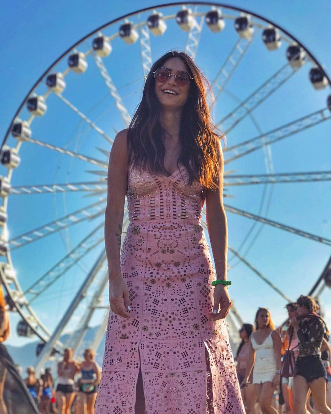 Thaila Ayalaさんのインスタグラム写真 - (Thaila AyalaInstagram)「7 anos de #Coachella Quem vê essas fotinhas posers de lookinho não tem noção do nosso role esses anos todos no #coachella  Muita coisa mudou nesses anos e conversando com quem vai a muito mais tempo vejo a mudança drástica que teve mesmo.  Já desanimamos algumas vezes, às vezes por lineup fraco, às vezes pela lotação de gente que nem sabe o que está fazendo ali ou quem tocou, ou aquele bode de ver a área vip lotadaaaaa e as frentes dos palcos vazias, mas acabávamos indo pela turma e sempre acabava sendo muito especial, mágico mesmo! Fui abençoada pq acho que não importa onde a gente esteja o que importa mesmo é a companhia! E tenho certeza que eu só tive as melhores experiências possíveis no #coachella por ter os melhores amigos topando tudo comigo sempre. E claro bons entendedores de música. Ok às vezes rolava umas brigas e tínhamos que nos dividir por conta dos shows que queríamos ver, mas sempre dávamos um jeitinho.  7 anos passando meu aniversário nas melhores companhias e fazendo uma das coisas que mais AMO nessa vida que é assistir bons shows, bandas que fui fã a vida toda, ou descobrindo novas que levarei pra vida toda!  Quilômetros e quilômetros  caminhados muitas vezes corridos de palco em palco cronometrando cada minuto que gastaríamos pra ver todos os shows das nossas listinhas.  Fim do dia era gelo em tudo quanto é lugar, muitas vezes gelol nas panturrilhas e Dorflex pra aguentar pular mais um pouquinho em frente ao palco.  Música do meio dia a meia noite!  Os pores do sol mais lindos que já vi na vida com  direito as trilhas sonoras mais mágicas que um por do sol pode ter!  Sempre foi único, sempre foi mágico.  Esse ano é #Nochella  Mas a gratidão por ter vivido momentos INESQUECÍVEIS nesse lugarzinho aí é GRANDE. E grande OBRIGADA a todos que dividiram comigo esses momentos que vou levar o vida toda! ❤️ + fotinhas nos stories pq aqui não coube nadaaaa」4月14日 1時11分 - thailaayala