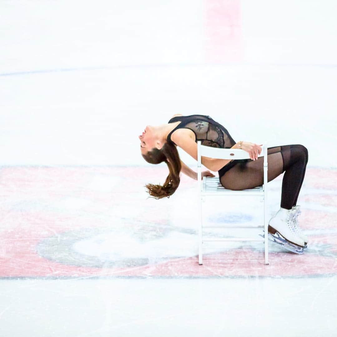 のインスタグラム：「Burlesque 💃🏽⛸🤭 #show #exhibition #burlesque #figureskating #johnwilsonblades #intimissimi #calzedonia  #outfit 📸 @alexzambelli.it」