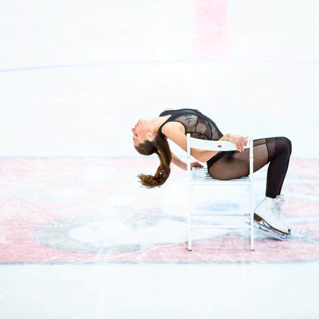 カロル・ブレッサヌッティさんのインスタグラム写真 - (カロル・ブレッサヌッティInstagram)「Burlesque 💃🏽⛸🤭 #show #exhibition #burlesque #figureskating #johnwilsonblades #intimissimi #calzedonia  #outfit 📸 @alexzambelli.it」4月14日 1時11分 - carolein_b