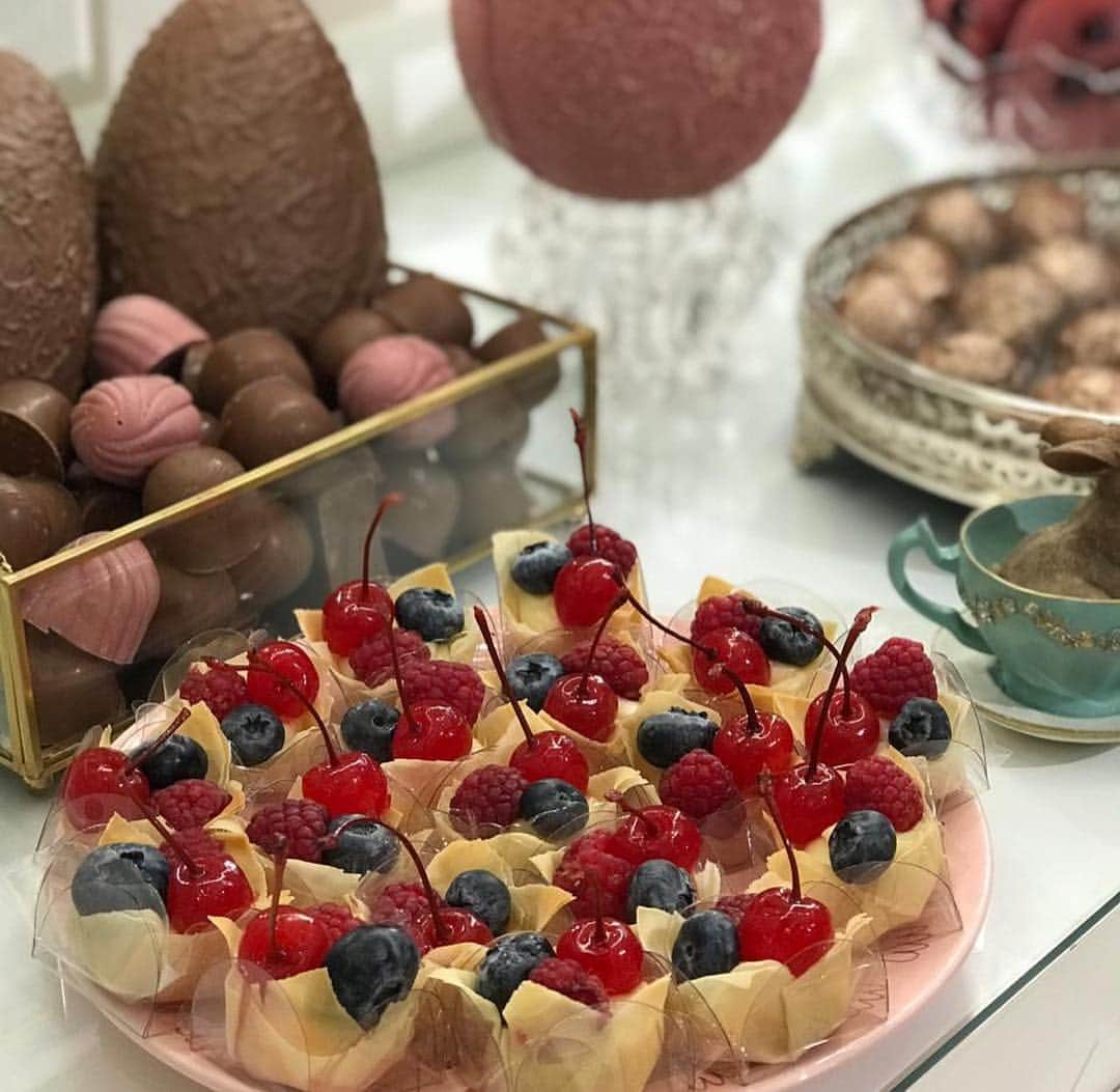 Ana Hickmannさんのインスタグラム写真 - (Ana HickmannInstagram)「Todo evento que faço conto com meus amigos pra me ajudar. E quando o assunto é doce fino, a @luchocolates é a Top das Tops!! Chocolates, doces gourmet, frutas secas decoradas, ovos de Páscoa, bombons, são tantas coisas gostosas. Você primeiro come com os olhos e depois com a 💋kkkk... esta semana preparamos um encontro na minha @anahickmannloja , foi o maior sucesso!!」4月14日 1時14分 - ahickmann