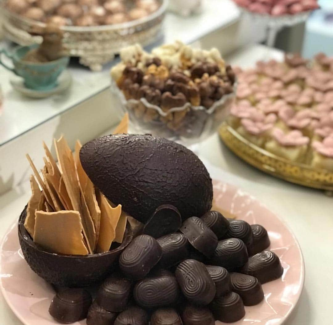 Ana Hickmannさんのインスタグラム写真 - (Ana HickmannInstagram)「Todo evento que faço conto com meus amigos pra me ajudar. E quando o assunto é doce fino, a @luchocolates é a Top das Tops!! Chocolates, doces gourmet, frutas secas decoradas, ovos de Páscoa, bombons, são tantas coisas gostosas. Você primeiro come com os olhos e depois com a 💋kkkk... esta semana preparamos um encontro na minha @anahickmannloja , foi o maior sucesso!!」4月14日 1時14分 - ahickmann