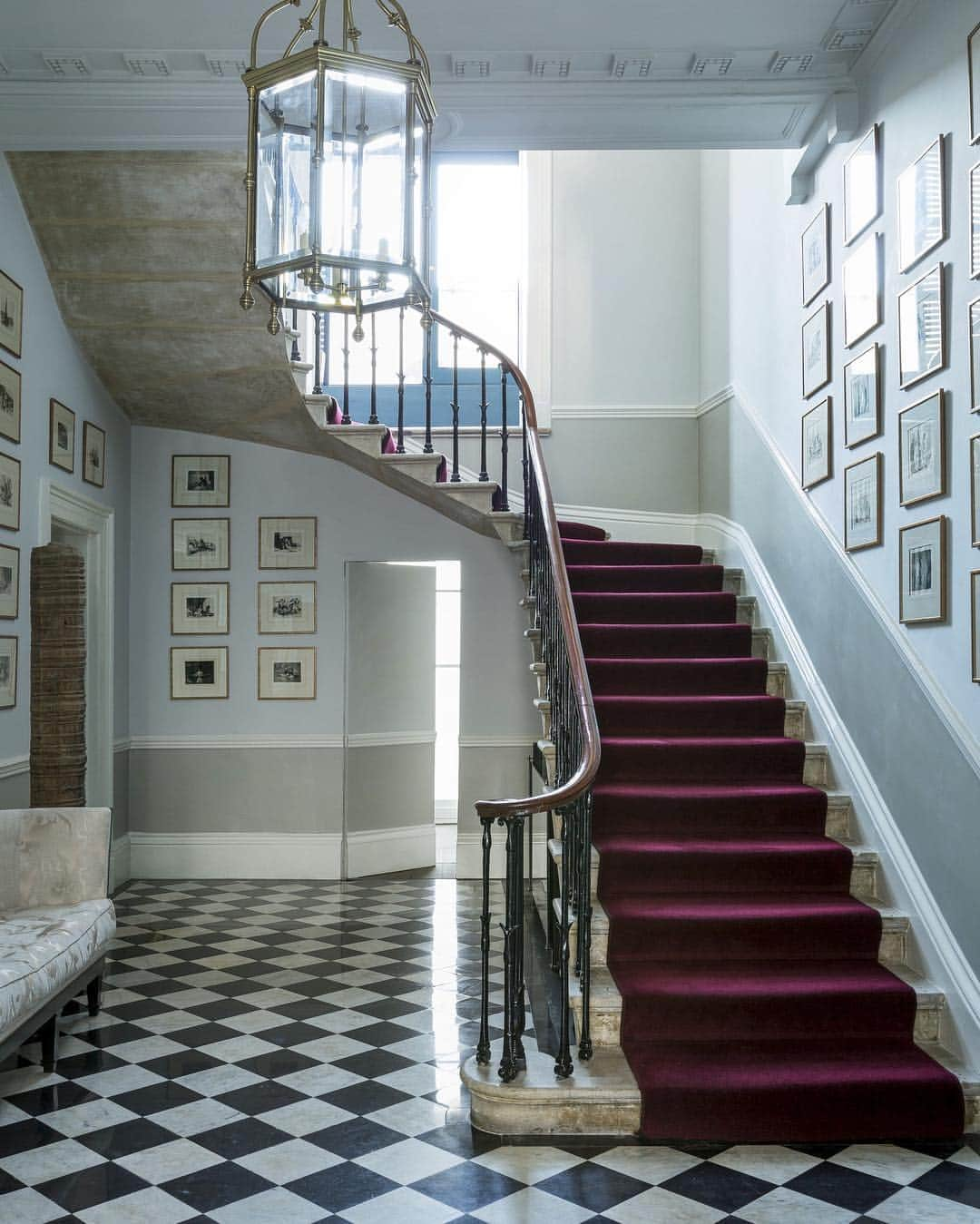 ELLE DECORさんのインスタグラム写真 - (ELLE DECORInstagram)「The perfect landing. The entry hall in this London townhouse is painted in Farrow & Ball's Borrowed Light and Elephant's Breath, and the bronze lantern and marble floor are both original to the house. Design by @patricia.sanchiz, photography by @ricardolabougle from the ED archives.」4月14日 1時26分 - elledecor