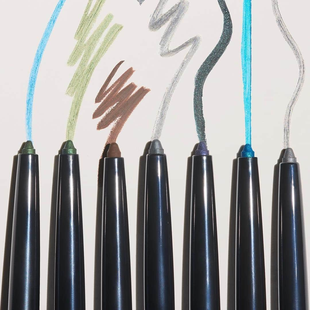 Revlonさんのインスタグラム写真 - (RevlonInstagram)「#1 long-wear eyeliner in the US — check ✔️ . From Sapphire to Jade and all in between, shop our #ColorStay Eyeliners (🎱 shades) on REVLON.com!  #Revlon #eyeliner #eyecolor」4月14日 1時27分 - revlon