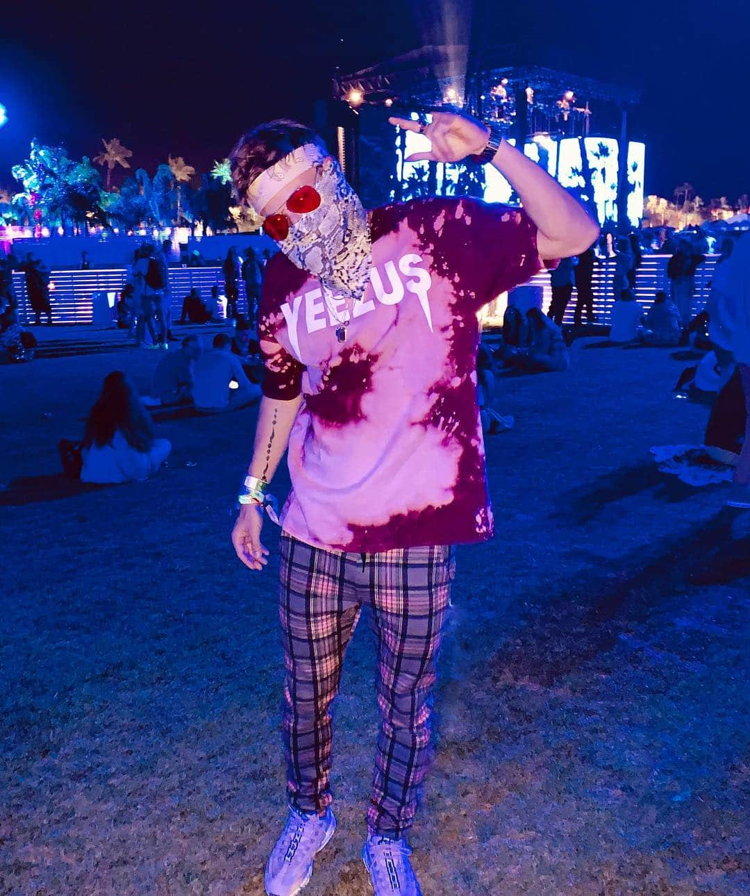 マット・ステファニーナさんのインスタグラム写真 - (マット・ステファニーナInstagram)「not moving from this spot til they give kanye his floating stage... or I smell pizza  #yechella」4月14日 1時22分 - mattsteffanina