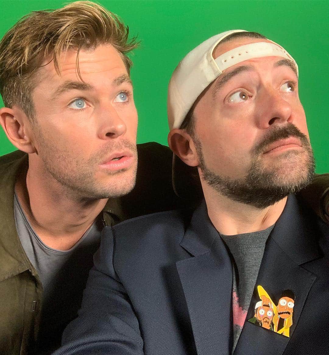 ケヴィン・スミスのインスタグラム：「Sometimes I like to highlight unknown actors in our industry - and I think *this* fresh face from young Hollywood might soon find fame and fortune on the Silver Screen! He’s newcomer @chrishemsworth and I’m predicting right here that Chris is gonna take Tinsel Town by storm one day! The boy is like a god who thundered down from another universe! But it’s not some kinda dark world because this guy is no black hat - he’s an artistic avenger who’s just looking to book his first gig on the way to his ultimate endgame: a S.A.G. card! So I’m gonna take a chance on this up and coming charismatic kid from Australia and help him out on his star trek with a low key role in @jayandsilentbob Reboot. He’s a killer comedic actor but I keep telling him that the *real* money’s in @marvelstudios movies. In a just world, he’d get to at least screen test for them. Regardless, I’ll keep you posted on Chris’ Hollywood progress. He should go far, because Chris is a super nice charmer who’s crazy talented and incredibly generous with his time. If you can get past the guy’s unorthodox looks, you’ll find a whole Hems worth of raw, untapped talent! #KevinSmith #chrishemsworth #jayandsilentbobreboot #avengers #avengersendgame #thor #thorragnarok #centrfit #grateful #bucketlist #class #melbourne」