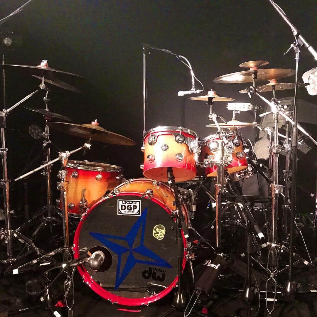 堀之内大介さんのインスタグラム写真 - (堀之内大介Instagram)「‪ツアーファイナル高松公演！ありがとうございました！17才から17年やってます…ということの真髄を今日の演奏、MCにも出せてたんじゃないかと思っております。一瞬、あの当時のあのクラスであんなくだらない会話してたなぁと思い出してみたり(笑)！最高の一日になりました！ファイナル焼酎がしみました‬！大好きな高松DIMEでツアーファイナルやれたことも本当に最高でした！ #baseballbear #tour_lil #17才から17年やってますツアー  #dgpr #dgprecords  #高松 #dime #高松dime #ツアーファイナル #ファイナル焼酎」4月14日 1時28分 - horinouchi_bbb