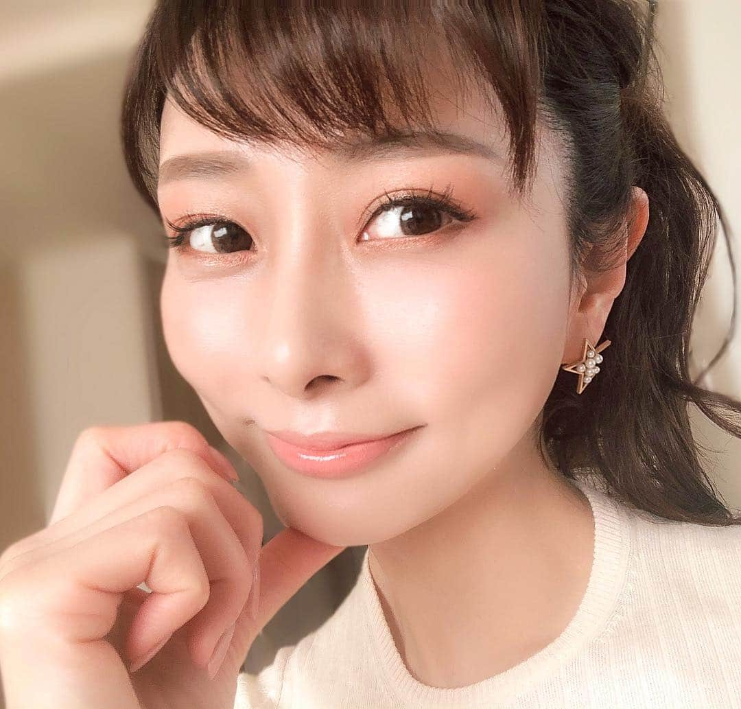 石井美保さんのインスタグラム写真 - (石井美保Instagram)「1つ前のpostでご紹介した、NARSの限定パレット２つを使って。 #NARS Fever Dream Collection #lostinluster face palette#ロストインラスターフェースパレット #voyageureyeshadowpalette #ヴォワヤジュールアイシャドーパレット 1193 #nectar ベースメイクは今日も昨日と同じものを。 本日1ヵ月ぶりにご来店のお客様も、この仕上がりに驚いていらっしゃいました！ 「お肌がCGみたいー👀✨✨✨✨ 」とのことです。おススメ。」4月13日 16時42分 - miho_ishii