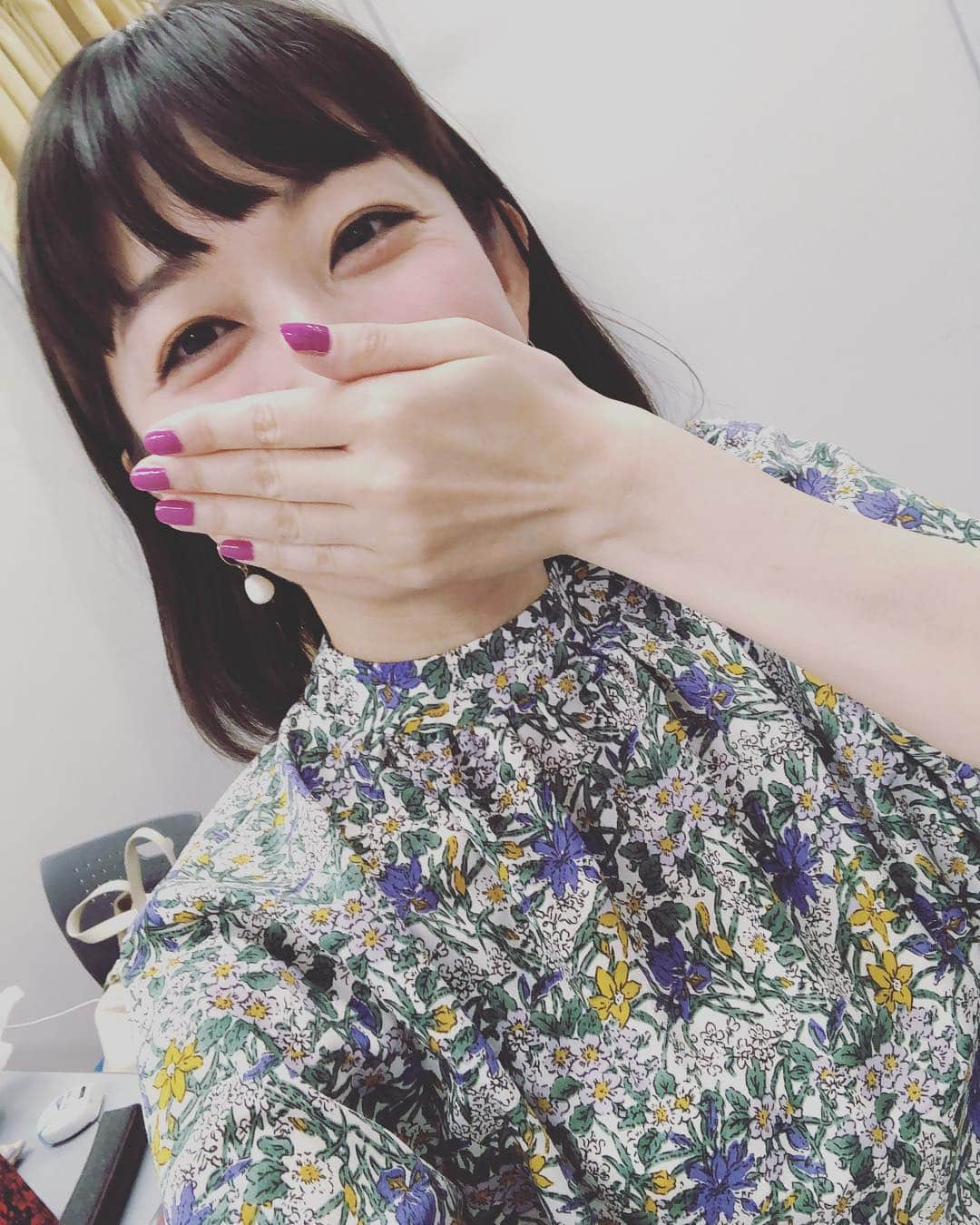 小野真弓さんのインスタグラム写真 - (小野真弓Instagram)「今日は土曜日！ 千葉テレビ生放送１８時０５分〜 熱血🔥bo-so tv📺 観られる地域の方宜しくお願い致します(o^^o)✨ #千葉テレビ#熱血bosotv #生放送#佐藤玖美 ちゃん#同じ楽屋#小野真弓 わたくし酷い声枯れなので、本番までお口チャック😷喋りたくてフラストレーション。。。今日は、かろうじて出る低音の声で頑張ります〜」4月13日 16時38分 - hanaharuaroi