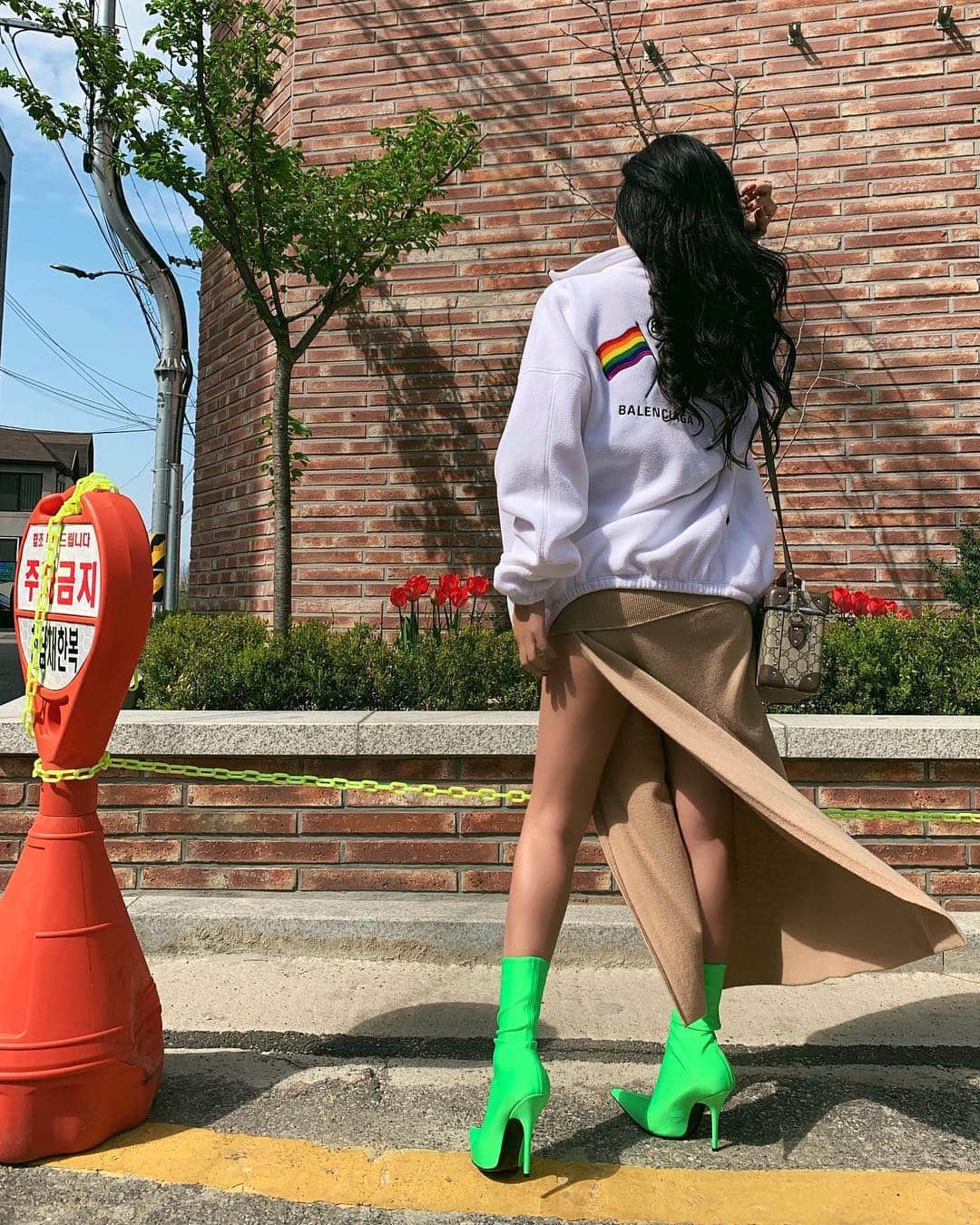 のインスタグラム：「友達の美容室が今日オープンしたからお祝いに韓国にきたよ💚🌈☺️」