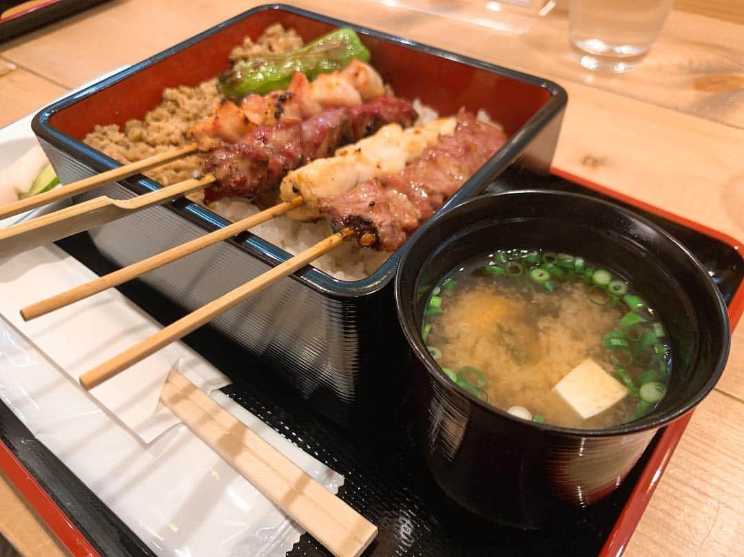 のインスタグラム：「🐓♡ ・ ・ ・ 今日のランチ❣️🌟 #焼き鳥 丼^_^ サイコーでした(^ ^) #麻布十番 にて。 @mekoriya.tokyo メコリヤさん行って身体もスッキリ👍😁 後ろから見ると👀ダブルベイビー👶？笑 ビックベイビースモールベイビー🤱って言ったら英語で言えば良いってもんじゃないと言われましたw #マッサージ #メコリヤ」