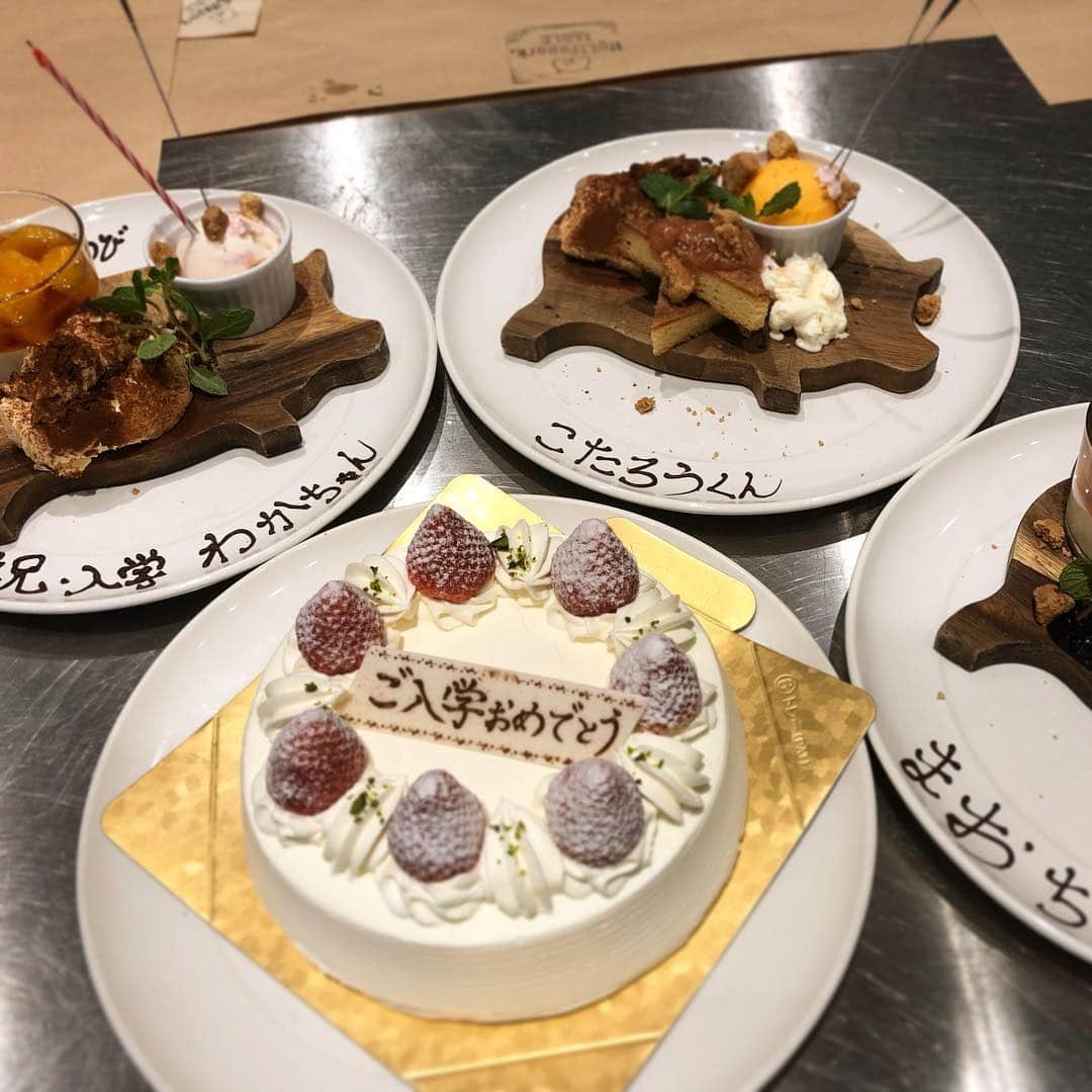 HyLifeporkTABLE代官山さんのインスタグラム写真 - (HyLifeporkTABLE代官山Instagram)「お祝いごとも代官山HyLife Pork TABLE で🎉！！メッセージプレートもご用意いたします。お誕生日や皆様の節目には是非🐷。ふつうの日を、ステキな日に。 ※ 真ん中のケーキはお客様の持ち込みのものです。  Have a celebration at Daikanyama HPT! We can serve a dessert plate with a message. Making an ordinary day, eh “SUTEKI” day!  #hylifepork #hylifeporktable #daikanyama #sutekiday #ハイライフポーク #お祝い #代官山 #豚肉」4月13日 16時44分 - hylifepork