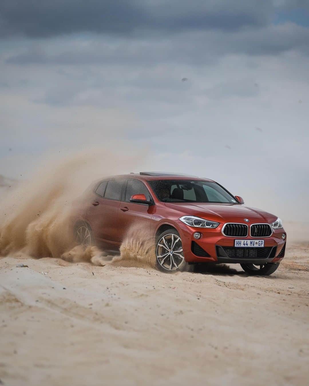 BMWのインスタグラム：「When your day shifts by joy. The BMW X2. #BMW #X2」