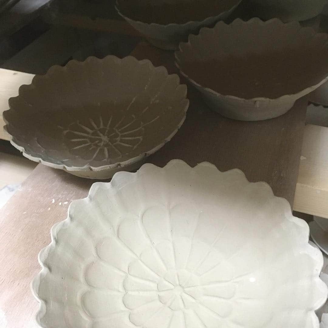 手紙社さんのインスタグラム写真 - (手紙社Instagram)「【「第15回東京蚤の市」東京豆皿市&箸置き市⑦:前田麻美】 前田麻美のうつわは、一見シンプルに思えて実に繊細な作りのもの。光に透かせてみたり、手に持って眺めてみると、きめ細やかな模様が描かれているのがわかります。板状の土から形成するうつわは、1枚として同じ模様がないのだとか。 上質なレースを手に取っているような前田麻美の作品。テーブルの上にあるだけで、優雅な時間へと誘います。 . ▶︎詳細はプロフィールのリンクより「 @tokyonominoichi 」へ ストーリーでは出店者の目玉商品を毎日紹介中！ . 【「第15回東京蚤の市」開催概要】 日程：2019年5月11日（土）、12日（日） 入場料：700円（小学生以下無料） 会場：大井競馬場（東京都品川区勝島2-1-2） . #tokyonominoichi#東京蚤の市#手紙社#手紙舎#tegamisha#vintage#antique#アンティーク#ブロカント#東京北欧市#東京豆皿市#豆皿#箸置き#mamezara#大井競馬場#前田麻美」4月13日 16時58分 - tegamisha