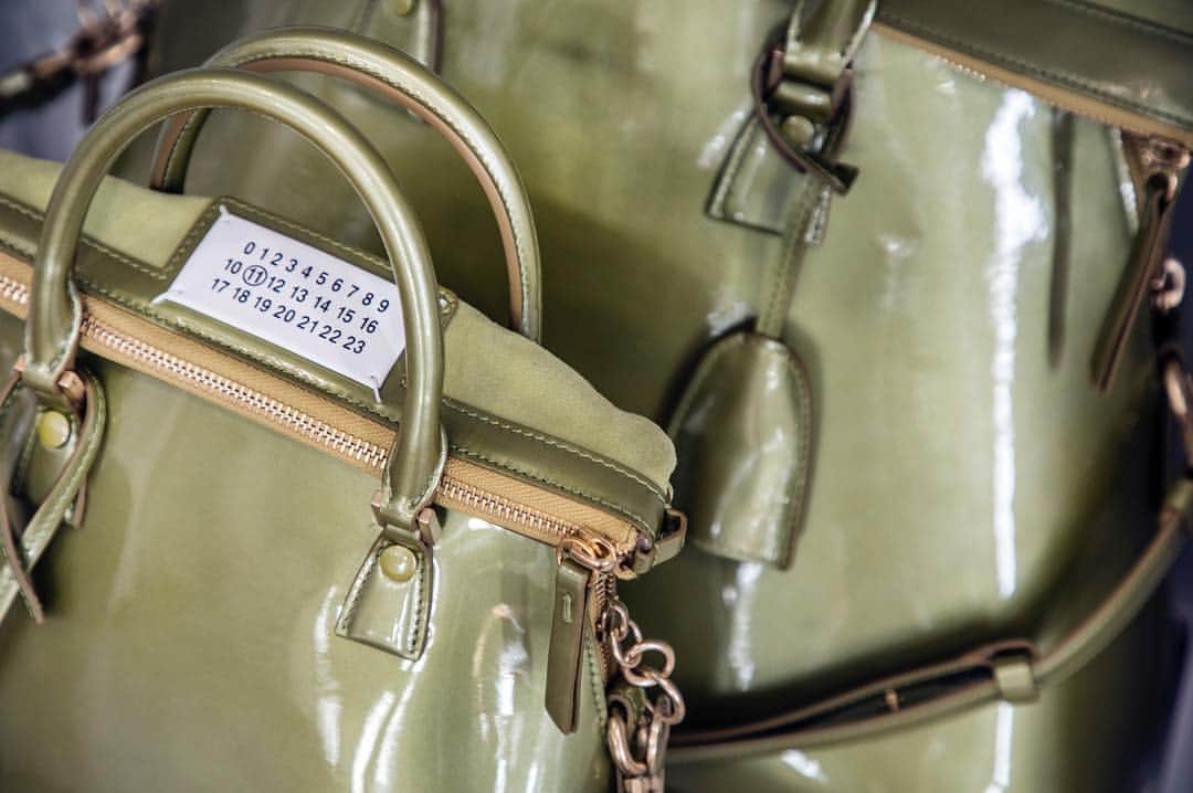 Maison Margielaさんのインスタグラム写真 - (Maison MargielaInstagram)「Pistachio #5AC bag in metal patent leather from #MaisonMargiela SS19 co-ed défilé collection designed by @jgalliano is now available in stores」4月13日 16時52分 - maisonmargiela