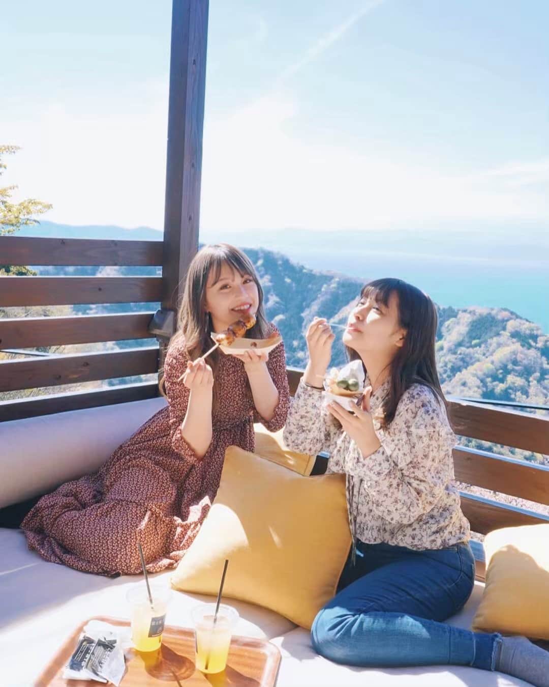 TaVisionさんのインスタグラム写真 - (TaVisionInstagram)「お昼ご飯を食べたあとは、﻿﻿ #伊豆パノラマパーク へ！﻿﻿ ﻿﻿ ２人が1番行きたかった場所！！﻿﻿ ﻿﻿ 天気のいい日はぜひここへきて欲しいなぁ🤔！﻿﻿ 富士山が綺麗に見えるし、自然も綺麗だし、とにかく居心地がよい、、！﻿﻿ ﻿﻿ 富士見テラスにプレミアムラウンジっていうのが5箇所くらいあって、予約制だから伊豆パノラマパークのサイトを見てみてねー✨超ふかふかのソファー席でゆっくり景色を楽しみながら、ご飯食べたりドリンク飲めたりで、、最高すぎた、、！﻿﻿ ﻿﻿ 奥に進んでいくと #幸せの鐘 があって恋人同士で鳴らすと願い事が叶うみたい♪今回は友達２人できたけど、、恋人って事で😂笑！﻿﻿ ﻿﻿ みんなも伊豆に来た際はぜひきてみてねー🗻！！！﻿ ﻿ ﻿ ✈︎ #伊豆TaVision﻿ ﻿﻿ ⭐️伊豆パノラマパーク﻿﻿ ーーーーーーーーーーーーーー﻿﻿ 住所▷〒410-2211﻿ 　静岡県伊豆の国市長岡260-1﻿﻿ ﻿﻿ 電話番号▷055-948-1525﻿﻿ ーーーーーーーーーーーーーー﻿﻿ ﻿﻿ ﻿﻿ #TaVision #女子旅 #伊豆 #伊豆旅 #伊豆女子旅 #伊豆グルメ #あけちゃる #矢田玲華 #旅行好きな人と繋がりたい #伊豆パノラマパーク #ロープウェイ #景色好きな人と繋がりたい #景色綺麗」4月13日 16時53分 - tavision.tv