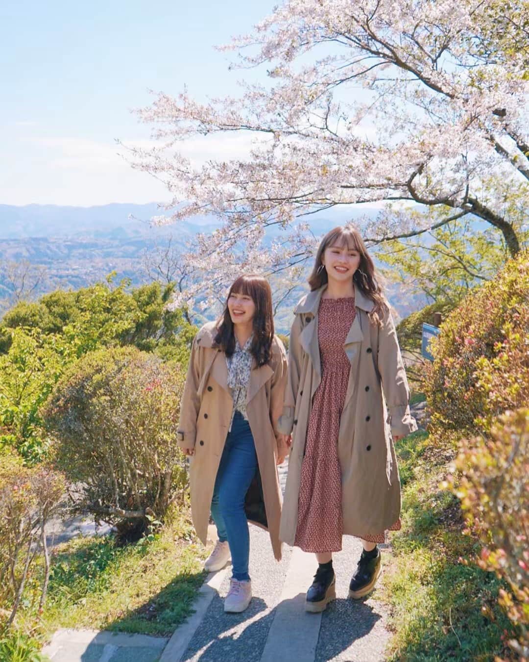 TaVisionさんのインスタグラム写真 - (TaVisionInstagram)「お昼ご飯を食べたあとは、﻿﻿ #伊豆パノラマパーク へ！﻿﻿ ﻿﻿ ２人が1番行きたかった場所！！﻿﻿ ﻿﻿ 天気のいい日はぜひここへきて欲しいなぁ🤔！﻿﻿ 富士山が綺麗に見えるし、自然も綺麗だし、とにかく居心地がよい、、！﻿﻿ ﻿﻿ 富士見テラスにプレミアムラウンジっていうのが5箇所くらいあって、予約制だから伊豆パノラマパークのサイトを見てみてねー✨超ふかふかのソファー席でゆっくり景色を楽しみながら、ご飯食べたりドリンク飲めたりで、、最高すぎた、、！﻿﻿ ﻿﻿ 奥に進んでいくと #幸せの鐘 があって恋人同士で鳴らすと願い事が叶うみたい♪今回は友達２人できたけど、、恋人って事で😂笑！﻿﻿ ﻿﻿ みんなも伊豆に来た際はぜひきてみてねー🗻！！！﻿ ﻿ ﻿ ✈︎ #伊豆TaVision﻿ ﻿﻿ ⭐️伊豆パノラマパーク﻿﻿ ーーーーーーーーーーーーーー﻿﻿ 住所▷〒410-2211﻿ 　静岡県伊豆の国市長岡260-1﻿﻿ ﻿﻿ 電話番号▷055-948-1525﻿﻿ ーーーーーーーーーーーーーー﻿﻿ ﻿﻿ ﻿﻿ #TaVision #女子旅 #伊豆 #伊豆旅 #伊豆女子旅 #伊豆グルメ #あけちゃる #矢田玲華 #旅行好きな人と繋がりたい #伊豆パノラマパーク #ロープウェイ #景色好きな人と繋がりたい #景色綺麗」4月13日 16時53分 - tavision.tv
