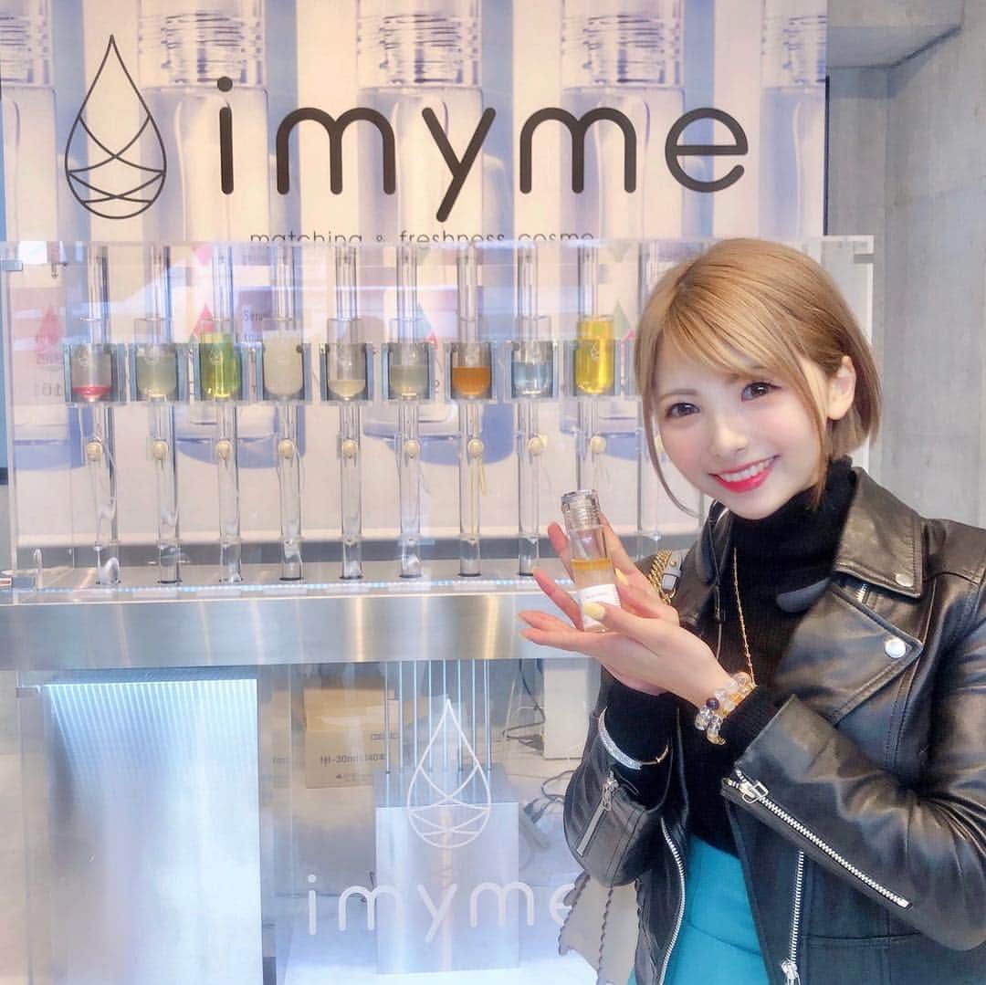 岡田栞奈のインスタグラム：「質問に15個答えて 自分だけの化粧水を作れる#imyme 🧴💖 本当に目の前で簡単にできちゃった😳✨✨ 早速今日からこれで美肌目指しますっ 是非皆さんお越しください〜♪ #imyme #cosme #beauty  #アイマイミー #自分だけの化粧水 #簡単 #スキンケア  アクセス:港区北青山3-5-2」