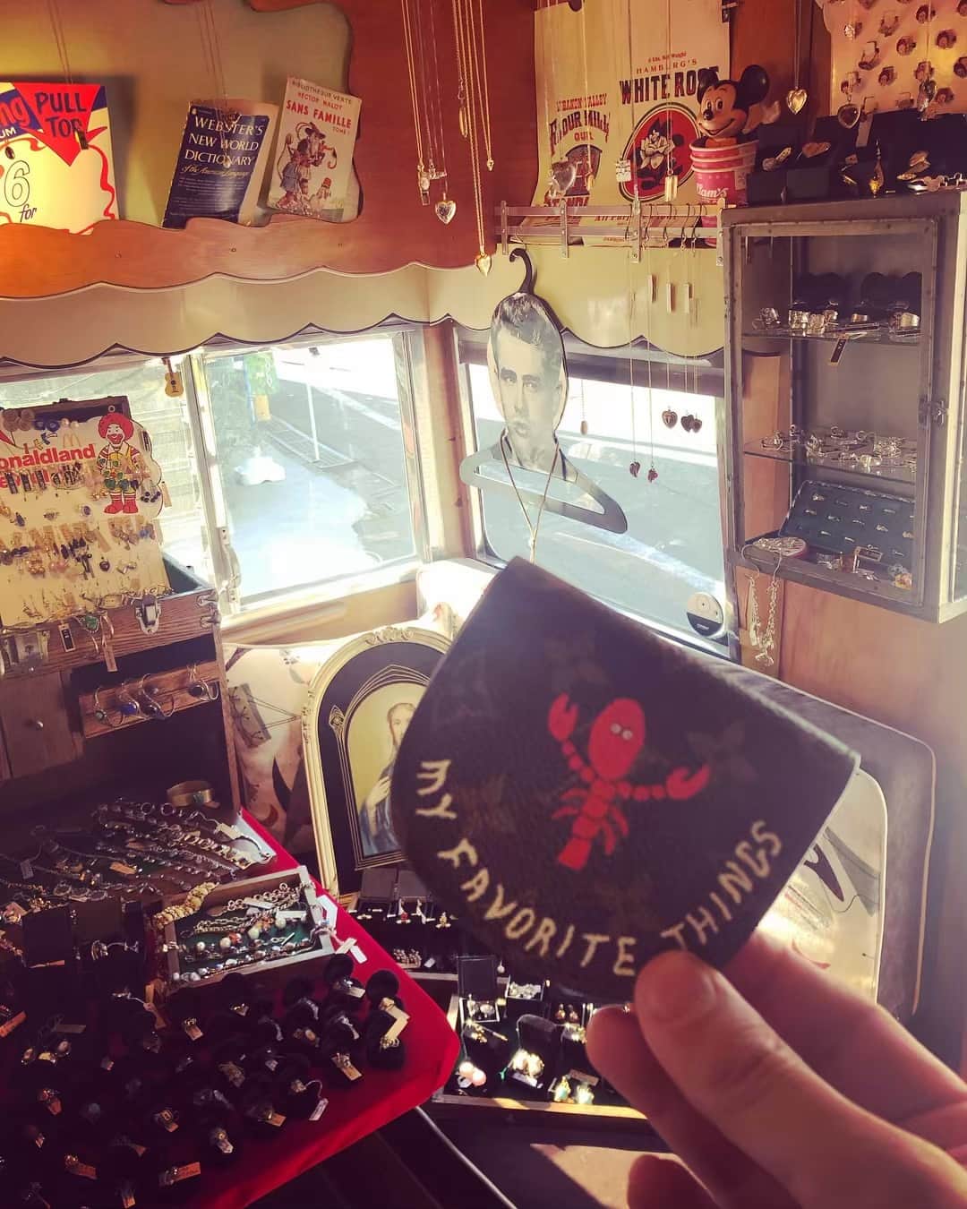 SHOCK EYEさんのインスタグラム写真 - (SHOCK EYEInstagram)「THE野党で知り合い、湘南乃風、ソロと、いつも最高なスタイリングをしてくれるスタイリストの清水くんがついに、念願だったお店出したって聞いて、遊びに行ってきたよー😊 : MY FAVORITE THINGS💍 : アクセサリーや小物、めちゃくちゃこだわりが詰まってて、まるで宝箱みたいな、最高にカッコいいお店でした✨✨ スタイリッシュでクールそうな見た目によらず優しい店主なので、気軽にどーぞw 開店おめでとうねー🎉」4月13日 16時57分 - shockeye_official