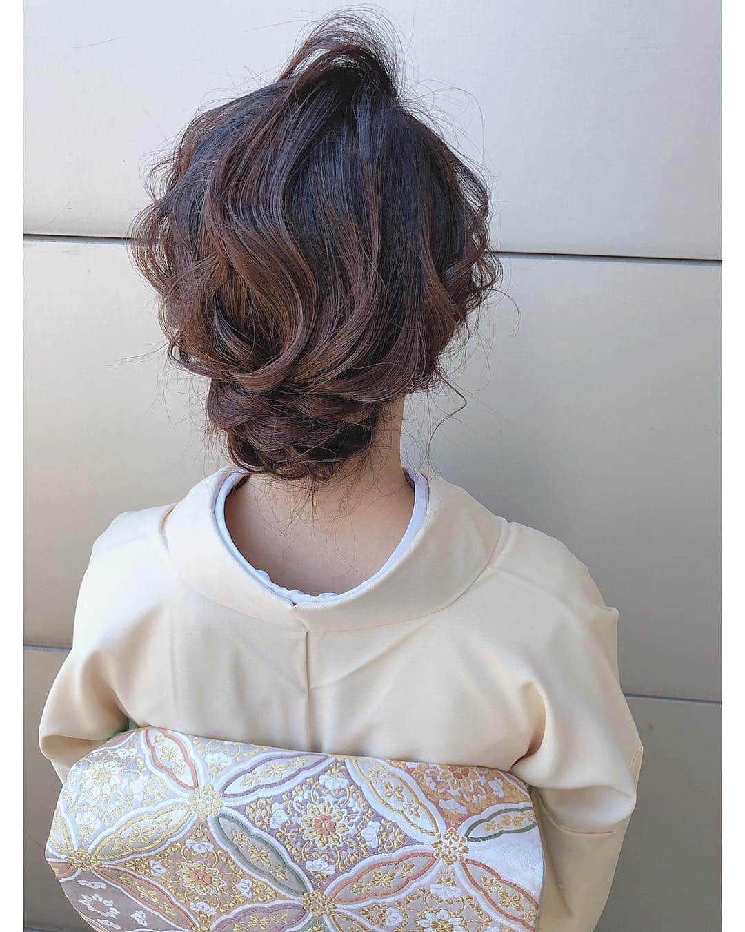 堀井大輔さんのインスタグラム写真 - (堀井大輔Instagram)「#ホリーカタログ ・ クラウンヘアーでは 着付けもやってます🙋‍♂️ 外部から着付けの先生呼んでますので ヘアセットと一緒に着付けもできます。 ・ ・ #クラウンヘアー#天白区#名古屋 #日進市 #美容師#ファッション #ヘアセット#セット#ヘアアレンジ #東京 #沖縄 #北海道 #大阪 #プレ花嫁 #福岡 #ウェディングドレス #名古屋美容師 #着付け #訪問着 #コテ巻き #巻き髪 #名古屋美容師求人 #アップスタイル #まとめ髪 #おだんご #編みおろし #Dressy花嫁 #プラコレ」4月13日 17時03分 - daisuke_5511