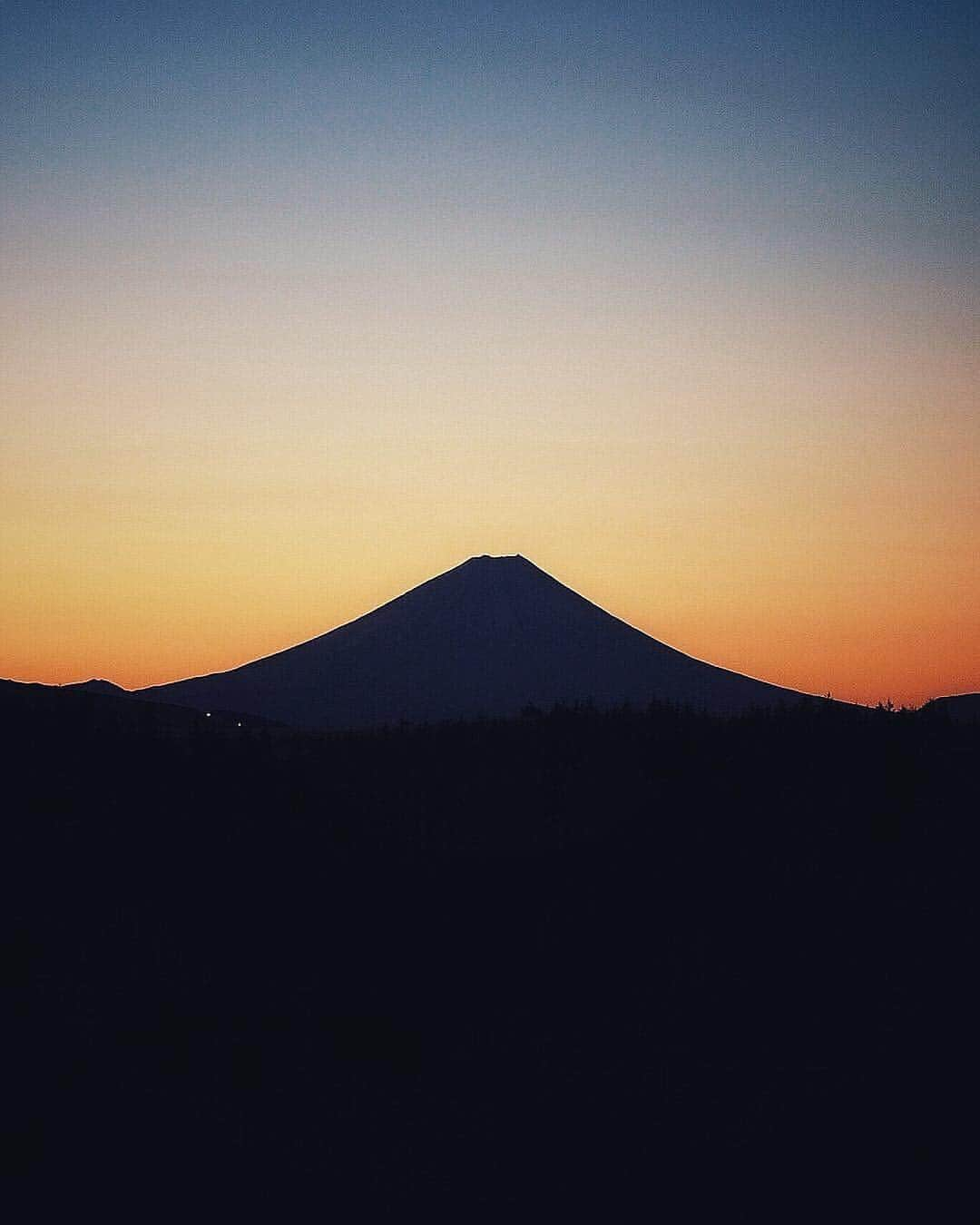 ?長野県 観光 公式インスタグラム さんのインスタグラム写真 - (?長野県 観光 公式インスタグラム Instagram)「//﻿ Photo by @_o_m_photography_﻿ ﻿ 霧ヶ峰から見る富士の山﻿ 「霧ヶ峰高原」﻿ ＠茅野市、諏訪市、下諏訪町、長和町﻿ ﻿ 八ヶ岳中信高原国定公園の﻿ 中央に位置する「霧ヶ峰高原」🍃﻿ ﻿ 豊かな高山植物も素晴らしい場所ですが﻿ 多くの山々を展望できるのも﻿ 大きな特徴のひとつ🗻﻿ ﻿ 空気が澄んでいれば﻿ 富士山が見れることもありますよ❗️﻿ ﻿ ＿＿＿＿＿＿＿＿＿ ﻿ ﻿ Location / Chino City, Suwa City, Simosuwa Town, Nagawa Town, Nagano, Japan ﻿ ﻿ #長野のいいところ #霧ヶ峰高原 #茅野市 #諏訪市 #下諏訪町 #長和町﻿ ﻿」4月13日 17時03分 - nagano_japan