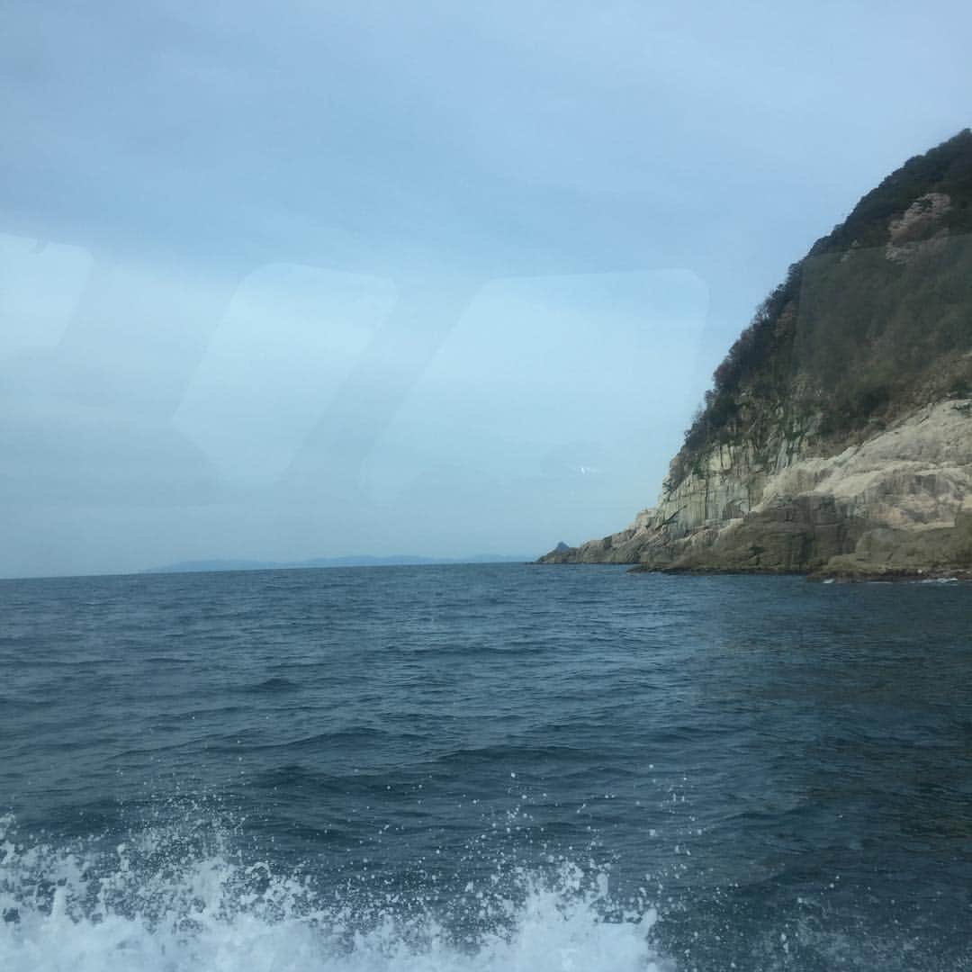 のインスタグラム：「濵田家の休日  蘇洞門めぐり 遊覧船に乗る  生で潜水艦見れてテンション上がる  #濵田家の休日 #蘇洞門めぐり  #潜水艦」