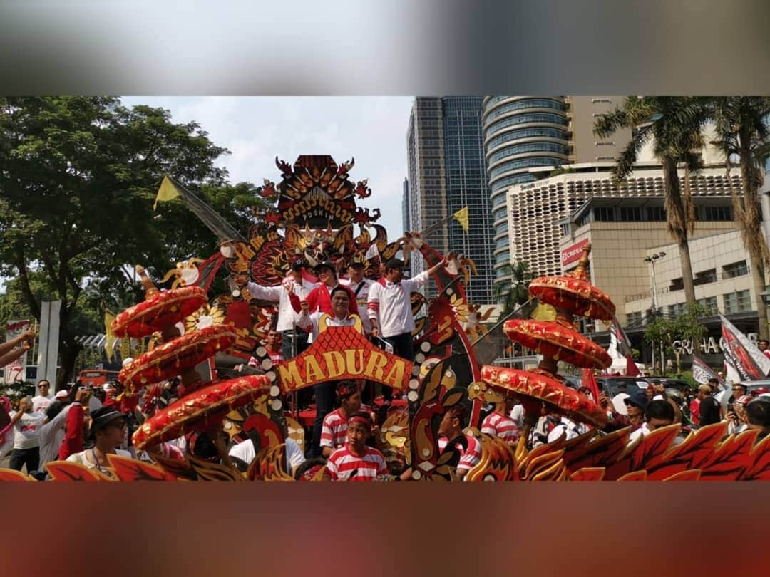 エリック・トヒルさんのインスタグラム写真 - (エリック・トヒルInstagram)「Mengikuti pawai menuju Konser Putih Bersatu menggunaan kendaraan pawai mewakili Kota Madura.  #BarengJokowi」4月13日 17時17分 - erickthohir