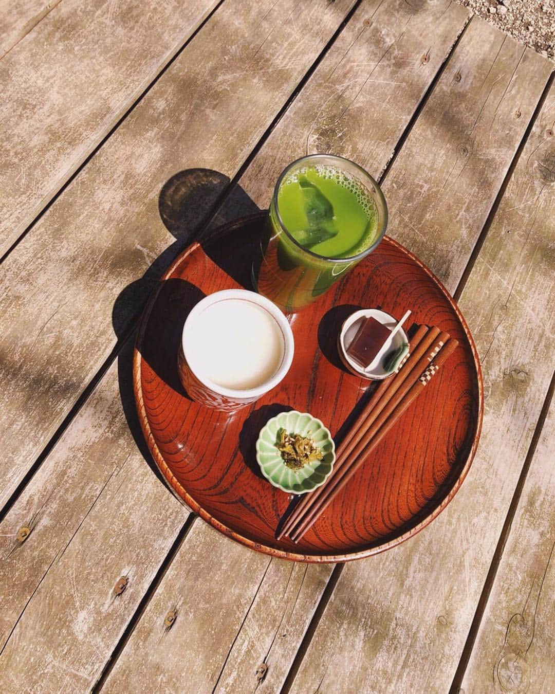 のインスタグラム：「5年前にNHKさんの番組で行った箱根の甘酒茶屋さん。 たまたま横を通りかかったので、ストーーーーップ！🥺💕 当時の事を色々思い出してほっこり☺️🌸 素晴らしい出逢いがたくさんあったのです。 暖かい場所には暖かいひとたちが集まります。  今日も目が合うとにっこりしてくれました☺️ 笑顔は人の心を温めてくれる✨  幸せな土曜日。  次行く時はハイキングに行って、甘酒茶屋行きたいっ！ ぜひ近くに行ったら車でも、ハイキングでも行けるので遊びに行ってほしいな🐈💕 甘酒は栄養価が高いので普段もよく間食代わりに飲んでいます✨ 身体に良く、美容にもよき。  そして。本日の箱根の空は、何だか不思議。 『君の名は』みたいだなぁ。。。と✨  雲村の会合でもあるのかな？？🙄☁️ #箱根 #甘酒茶屋 #桜 #お抹茶 #甘酒 #くみとりっぷ」