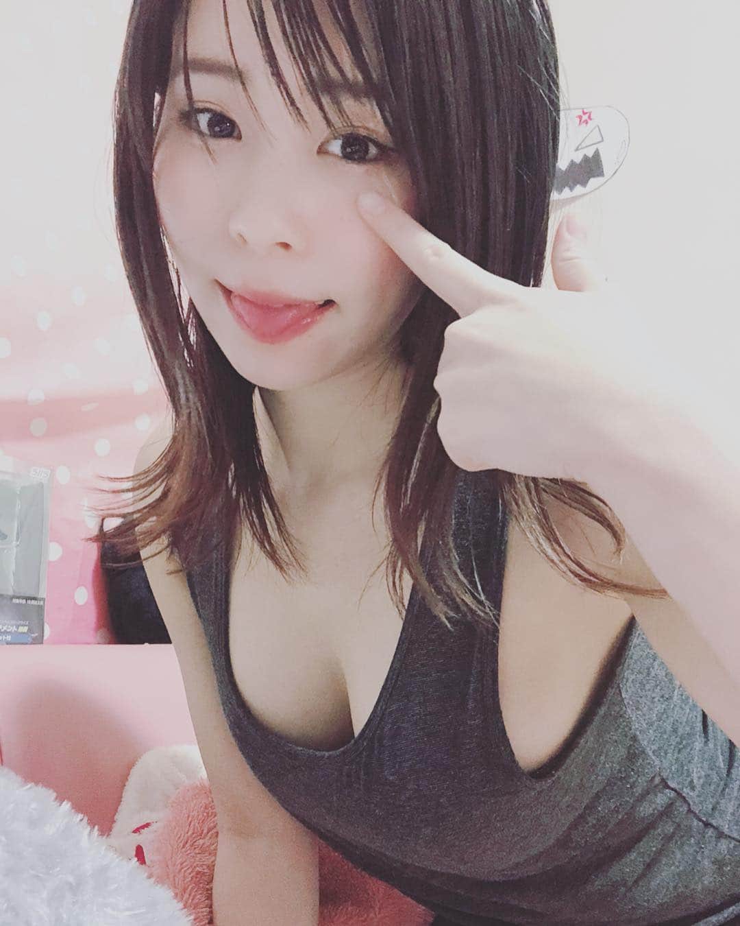 塚田綾佳さんのインスタグラム写真 - (塚田綾佳Instagram)「・ ・ #タンクトップ女子 🎽 ・ ・ #一年中タンクトップ #あっかんべー #裸眼  #無加工 #無加工グラム #ナチュラル #photography #portraitphotography #portrait #model  #SNS用レンタル彼女 #彼女とタンクトップなうに使っていいよ #彼女とタンクトップなう  #model #グラビア #インスタグラビア #インスタアイドル  #ファインダー越しの私の世界 #オシャレグラビア  #shooting #셀카 #미소녀 #일본인 #아이돌 #非常好 #摄影 #塚田綾佳 #아야카」4月13日 17時09分 - tsukada_ayaka