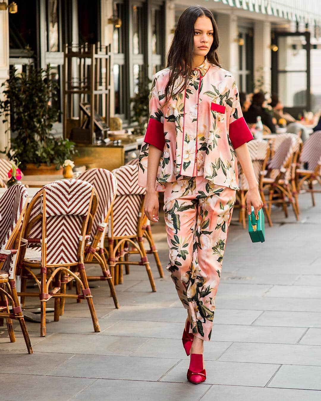 Harrodsさんのインスタグラム写真 - (HarrodsInstagram)「HOW TO WEAR HARRODS | Warm nights, dinner al-fresco, and boudoir-inspired eveningwear – we’re already dreaming of summer. @forrestlesssleepers will be popping up in-store from Thursday 18th April to prove that silk pyjamas are a viable going-out look this season. #Harrods #HarrodsFashion」4月13日 17時10分 - harrods