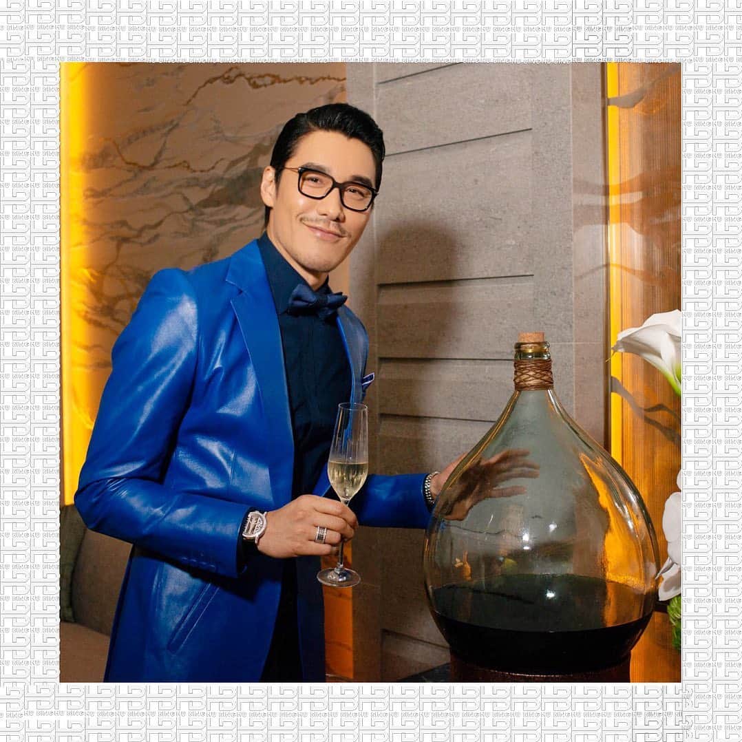 フー・ビンのインスタグラム：「St Regis has been one of my favorite hotel brands and I have special attachment to my personal experience during my stays in St Regis New York. Here we are in Hong Kong and the feeling resembles what I felt back in New York, first thing on my mind is Comfort and St Regis Hong Kong has nailed it. @stregishotels @stregishk  #stregis #stregishk #stregishongkong」