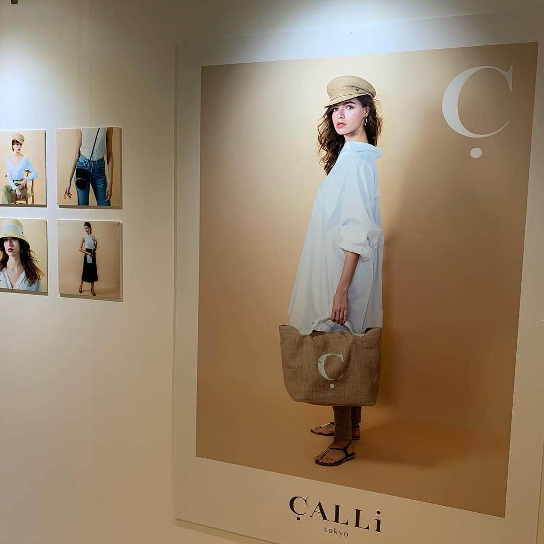 和泉佳子さんのインスタグラム写真 - (和泉佳子Instagram)「新ブランド「CALLi tokyo 」のデビューコレクション エキシビジョンで、ブランドコンセプターの @canako_nishimura ちゃんと♥️ . カナちゃんの代名詞といえばおしゃれなハット✨ . 私は、ナチュラルカラーのキャスケット帽をオーダーしました😊💕 . これからヘビロテでコーディネートする宣言♥️笑 . カナちゃんのセンス溢れる「CALLi tokyo 」は、4月24日（水）～30日（火）の一週間、銀座三越1F 婦人服飾雑貨売り場のPOP UPでデビューです✨ . . #和泉佳子 #25ans #ヴァンサンカン #エレブロガー #callitokyo #銀座三越 #西村カナコ ちゃん . CALLi tokyo  @calli_tokyo」4月13日 17時17分 - yoshiko_izumi