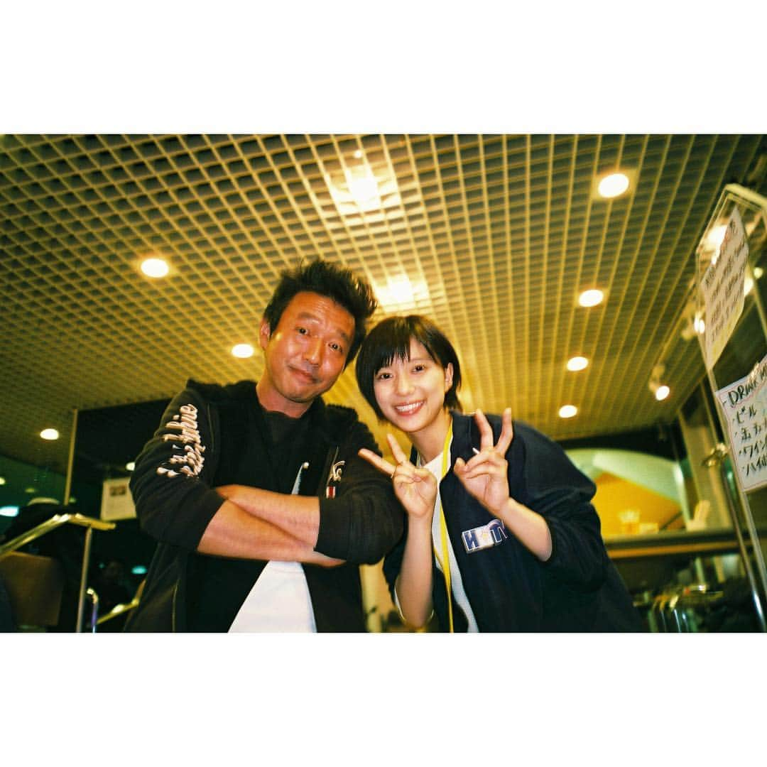 芳根京子さんのインスタグラム写真 - (芳根京子Instagram)「「チャンネルはそのまま！」 監督方と。 全5話で5人の監督がいらっしゃいました。 めちゃくちゃ、楽しかったなぁ。 ありがとうございました☺︎ #film #本広監督 #山本監督 #敦規監督 #木村監督 #藤村監督 #というより #小倉部長」4月13日 17時19分 - yoshinekyoko