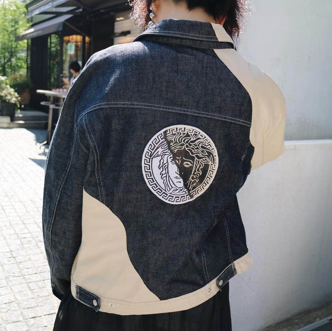 Vintage Brand Boutique AMOREさんのインスタグラム写真 - (Vintage Brand Boutique AMOREInstagram)「SOLD OUT— VERSACE Vintage denim jacket in size XL -Free Shipping Worldwide ✈️ info@amorevintagetokyo.com  #ヴィンテージ #ヴェルサーチ #ヴィンテージヴェルサーチ #ヴィンテージブランドブティック #アモーレ #アモーレトーキョー #表参道 #青山 #東京  #vintage #versace #vintageversace #oldversace #AMORE #amoretokyo #Tokyo #aoyama #omotesando」4月13日 17時21分 - amore_tokyo
