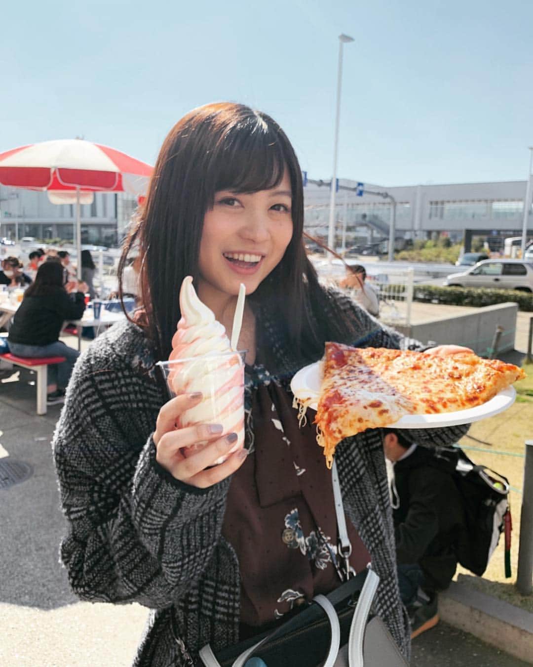 鈴木このみのインスタグラム：「東京に来てから初のコストコ！🍕🍨 流石に大きすぎて、友達と分けて食べましたw お腹もいっぱいになって、これから合宿です💪頑張るぞー。」