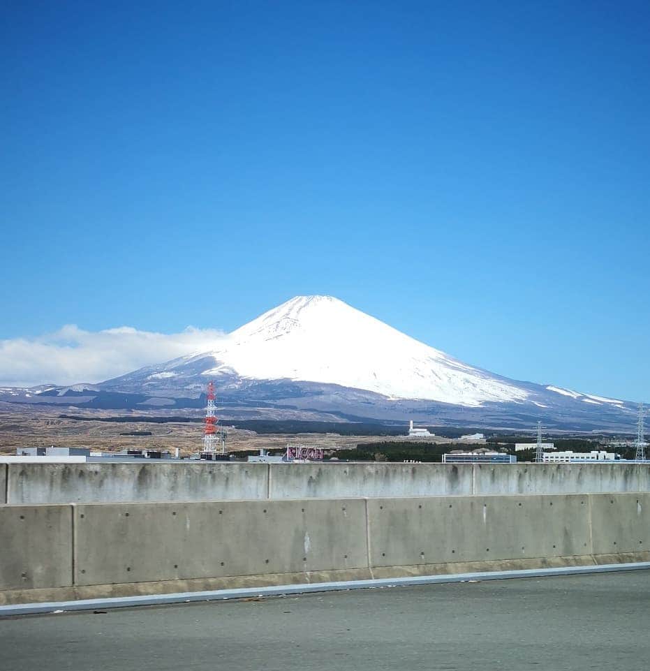 華耀きらりさんのインスタグラム写真 - (華耀きらりInstagram)「久しぶりのポカポカ陽気でしたね☀️ 青空と桜と富士山. 三拍子揃った景色は. それはそれは美しく、絶景そのものでした。 . #富士山#桜#日本#japan  #美しい景色 #青空#おいしい空気」4月13日 17時24分 - hi__kirari_kayo