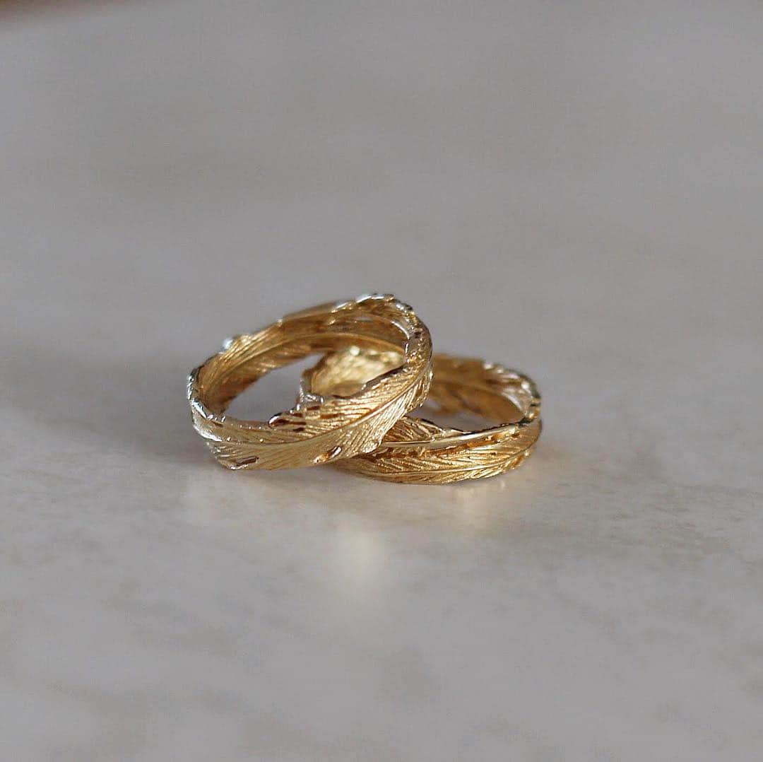 のインスタグラム：「His & His, His & Hers, Her & Hers🌈 Plume wedding bands by Alex Monroe✨available at @alexmonroe_boutique . Photo credit @shotbymandy 📸 #marriage #wedding #love #lgbtq #loveislove #weddingbands #feathers #gold #pride #tietheknot」